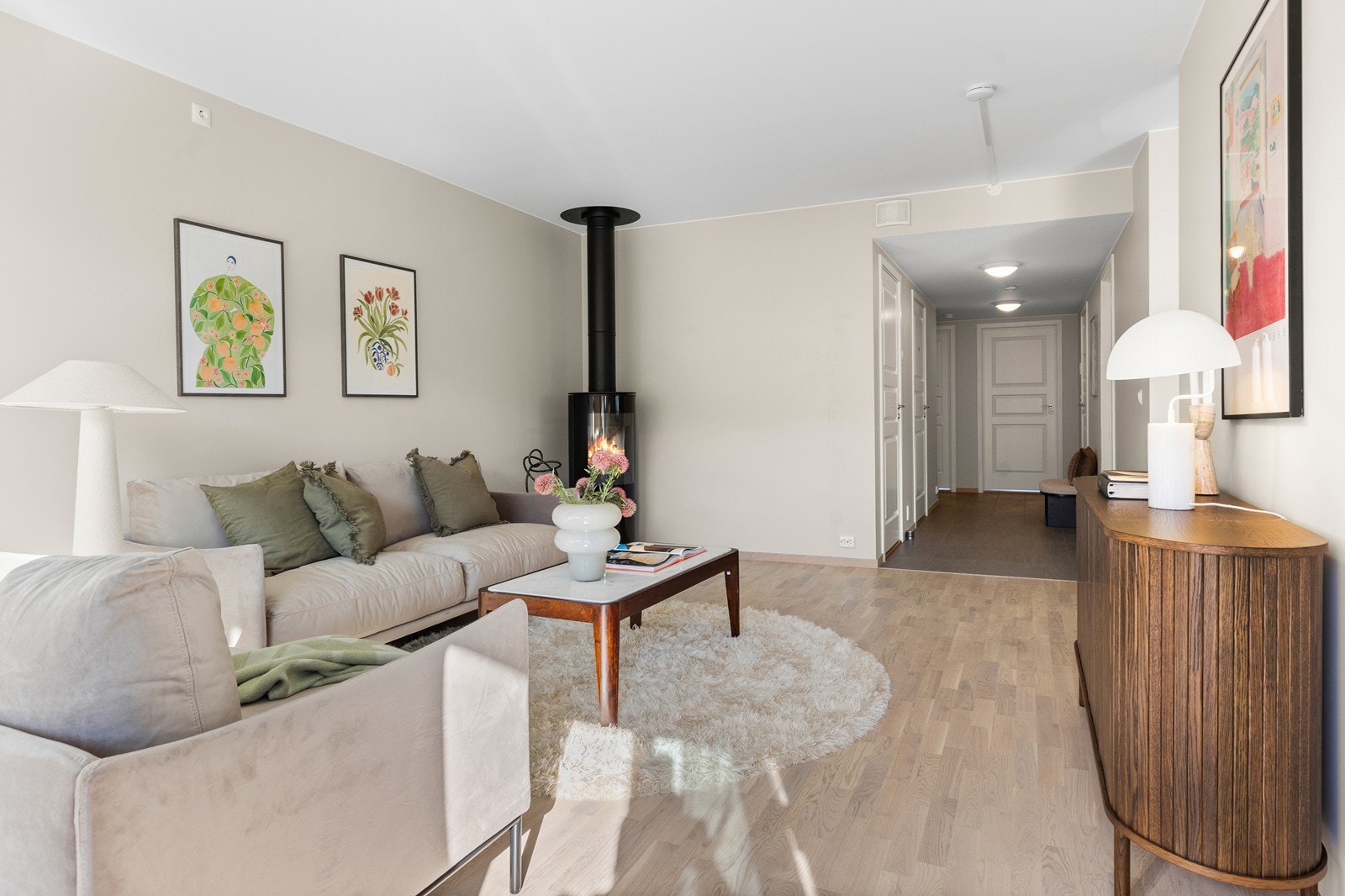 Leiligheten har moderne overflater med listefritt til taket og parkett på gulvet. Galleribilde