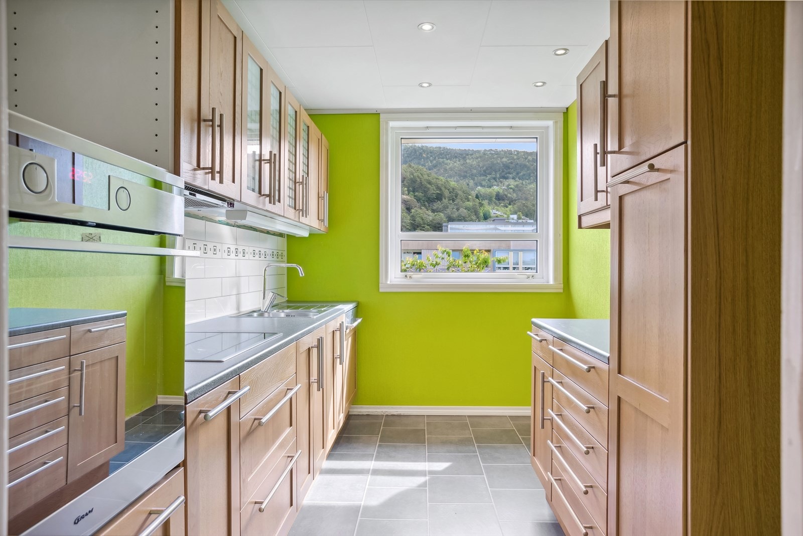 Integrert stekeovn, steketopp og oppvaskmaskin. Åpning for kjøleskap Galleribilde