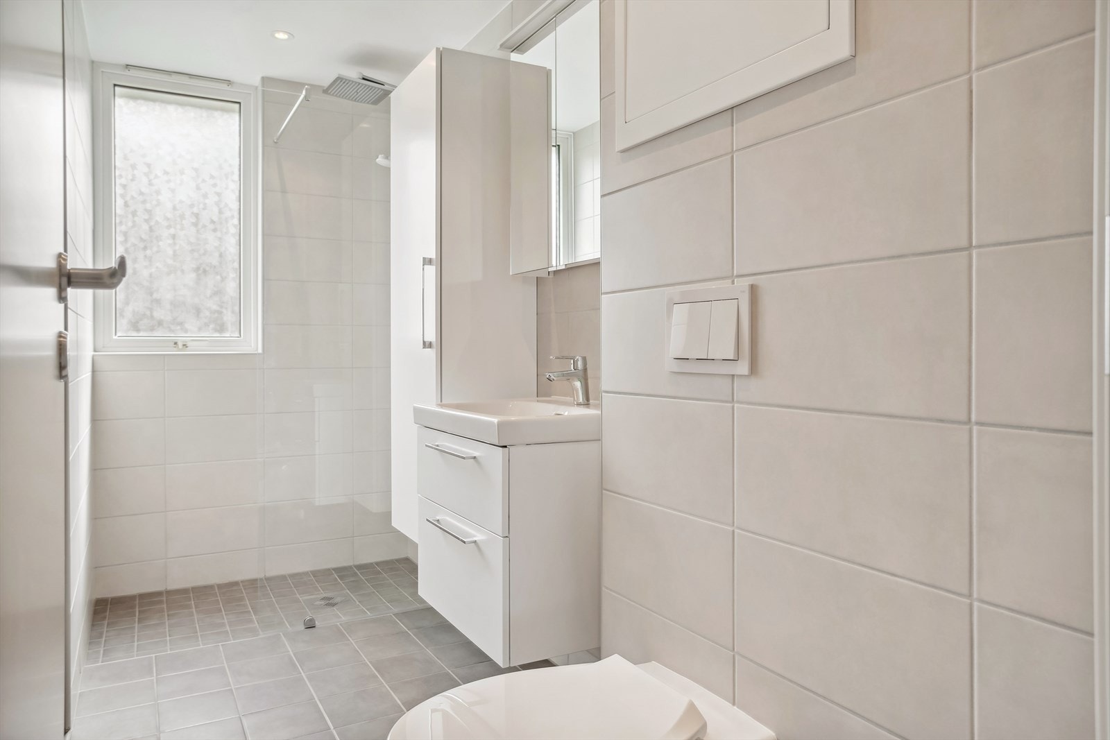 Delikat, helfliset bad. Badet er pusset opp i regi av borettslaget. Galleribilde