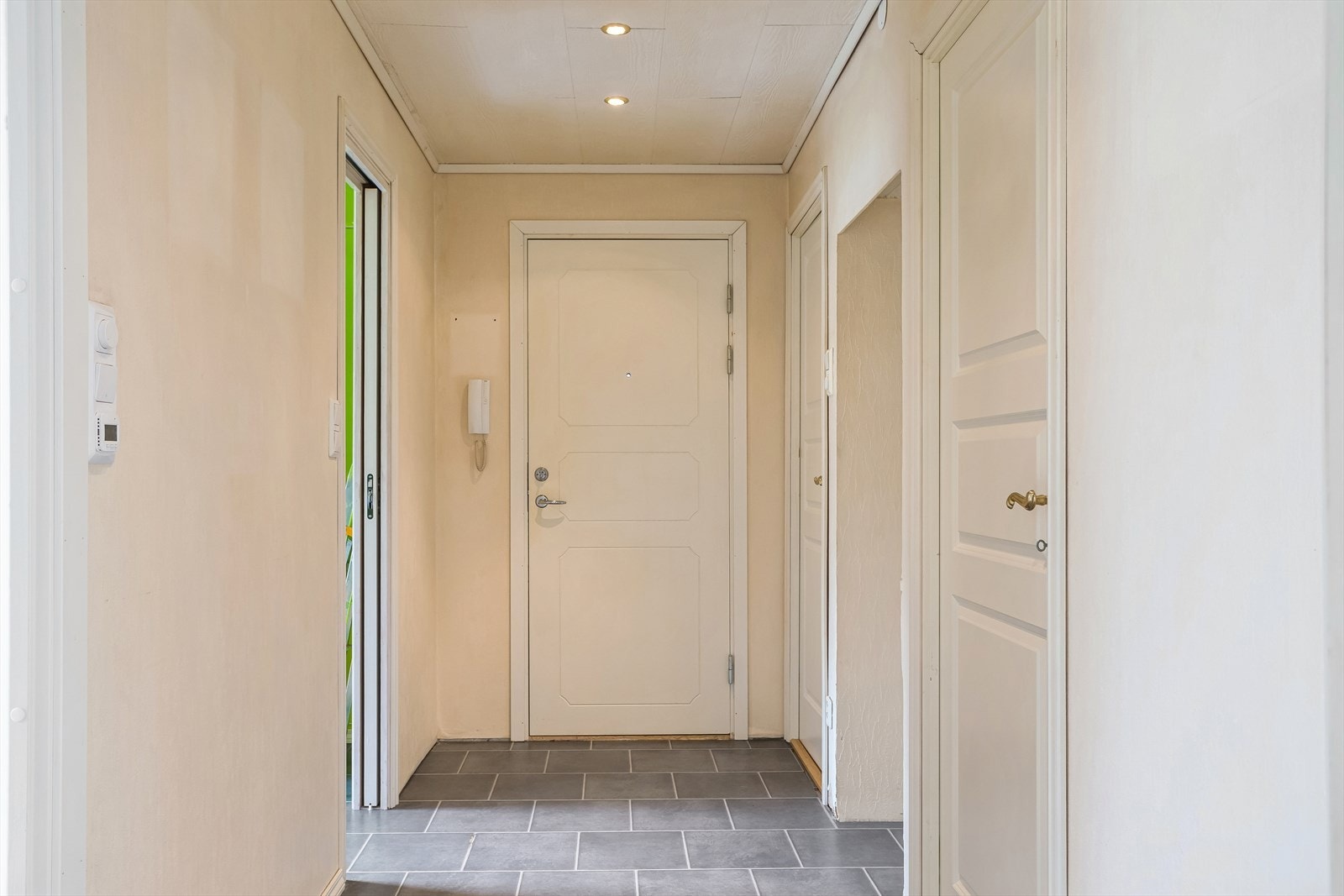 Gang med plass til yttertøy og sko. Dørtelefon. Galleribilde