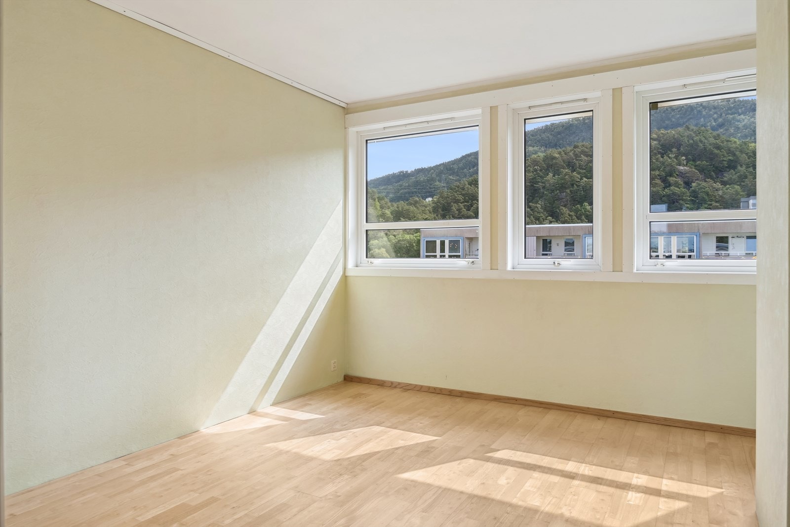 3 soverom av god størrelse. Alle med plass til seng og nattbord. Galleribilde