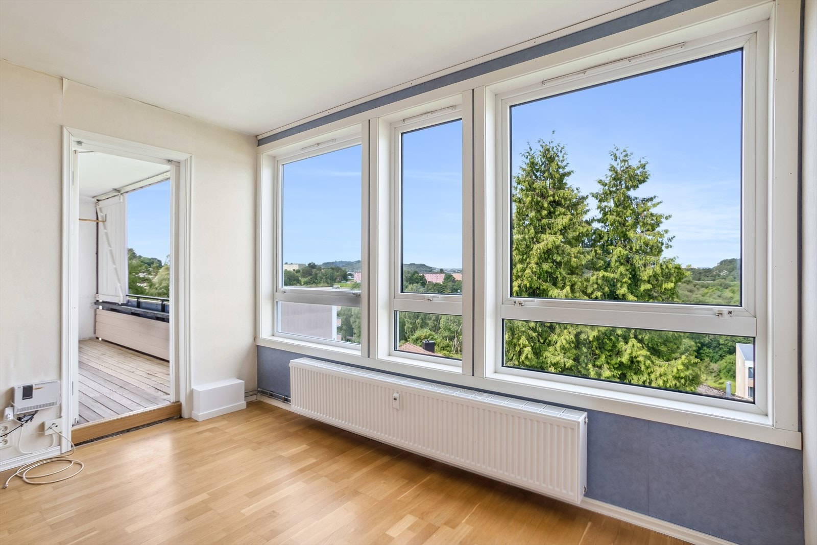 Lys og romslig stue med store vindusflater som sørger for godt lysinnslipp i stuen. Galleribilde