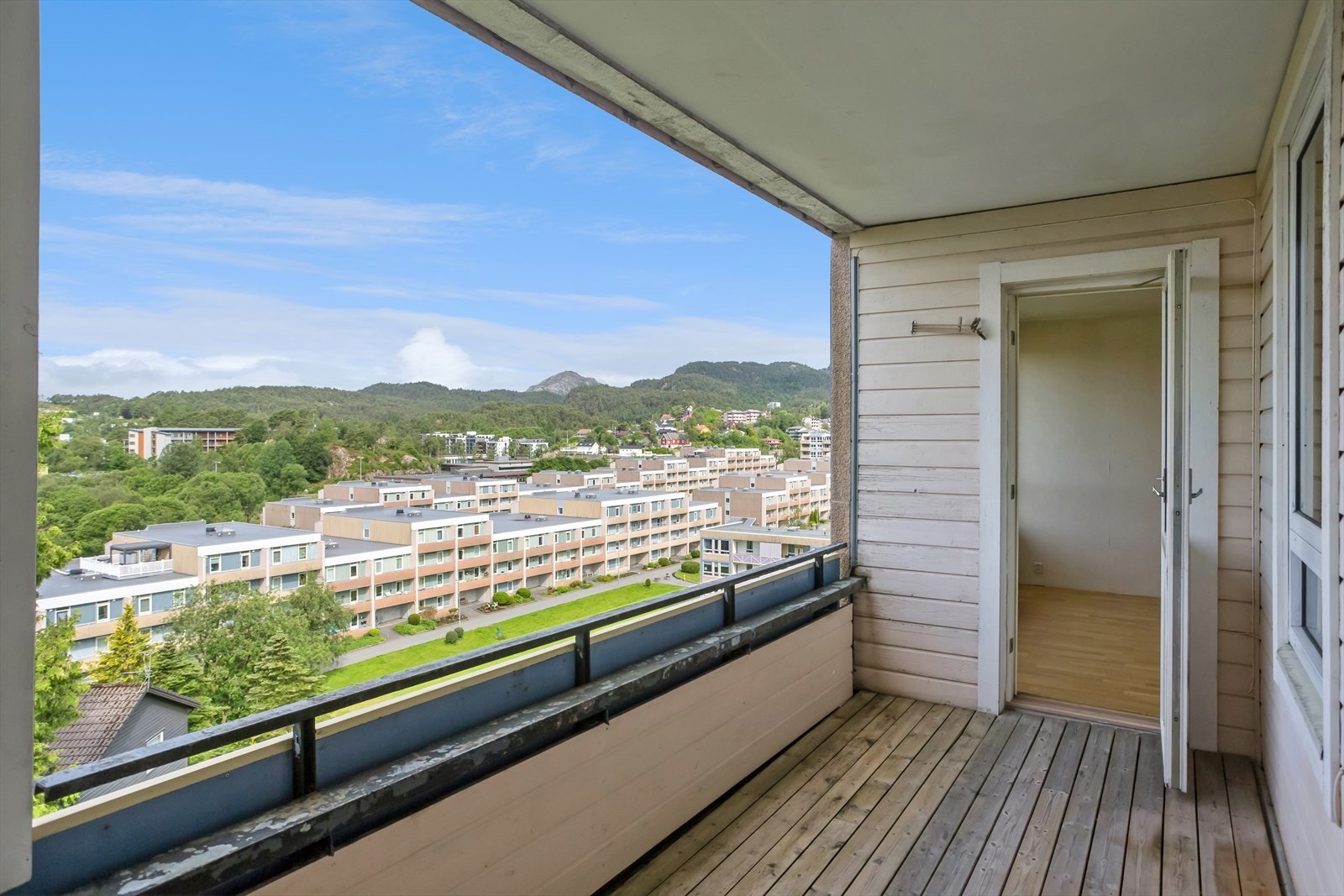 Stuen har utgang fra stue til solrik, vestvendt balkong. Galleribilde