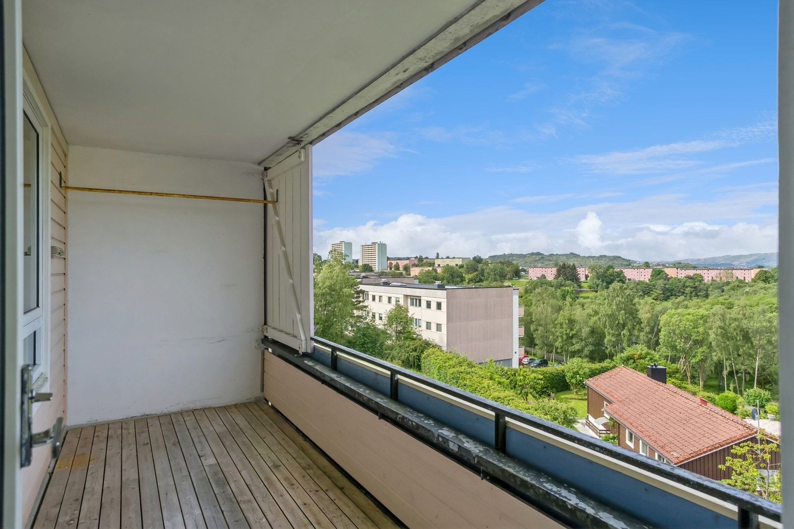 Balkong med vid utsikt over borettslaget, grøntarealer og nærområdet. Galleribilde