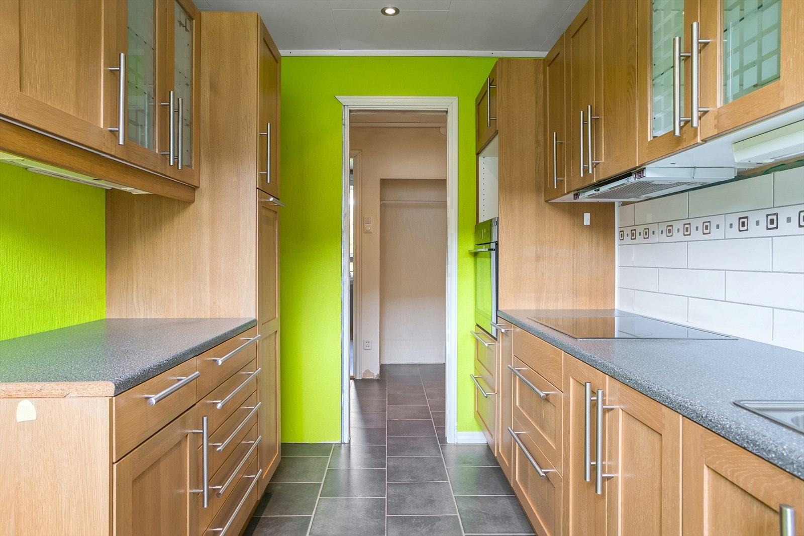 Ikea kjøkkeninnredning med slette fronter m/omramming, 6 fronter av glass. Galleribilde