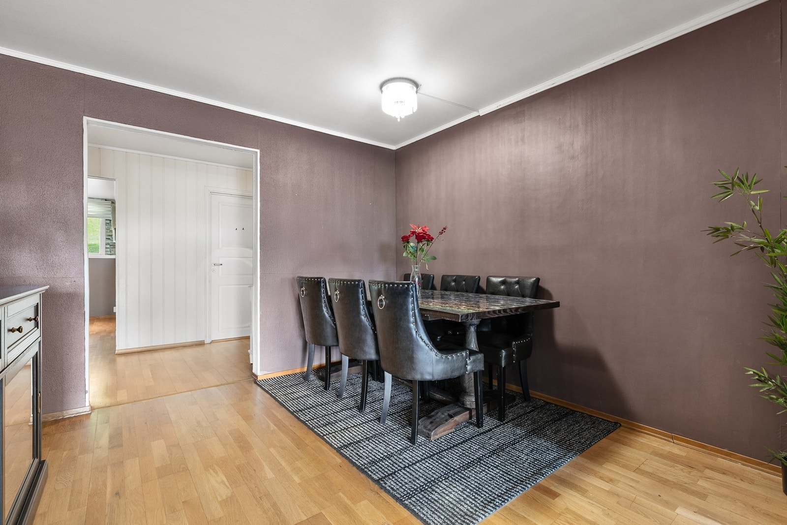 Spisestue med god plass til stort spisebord Galleribilde