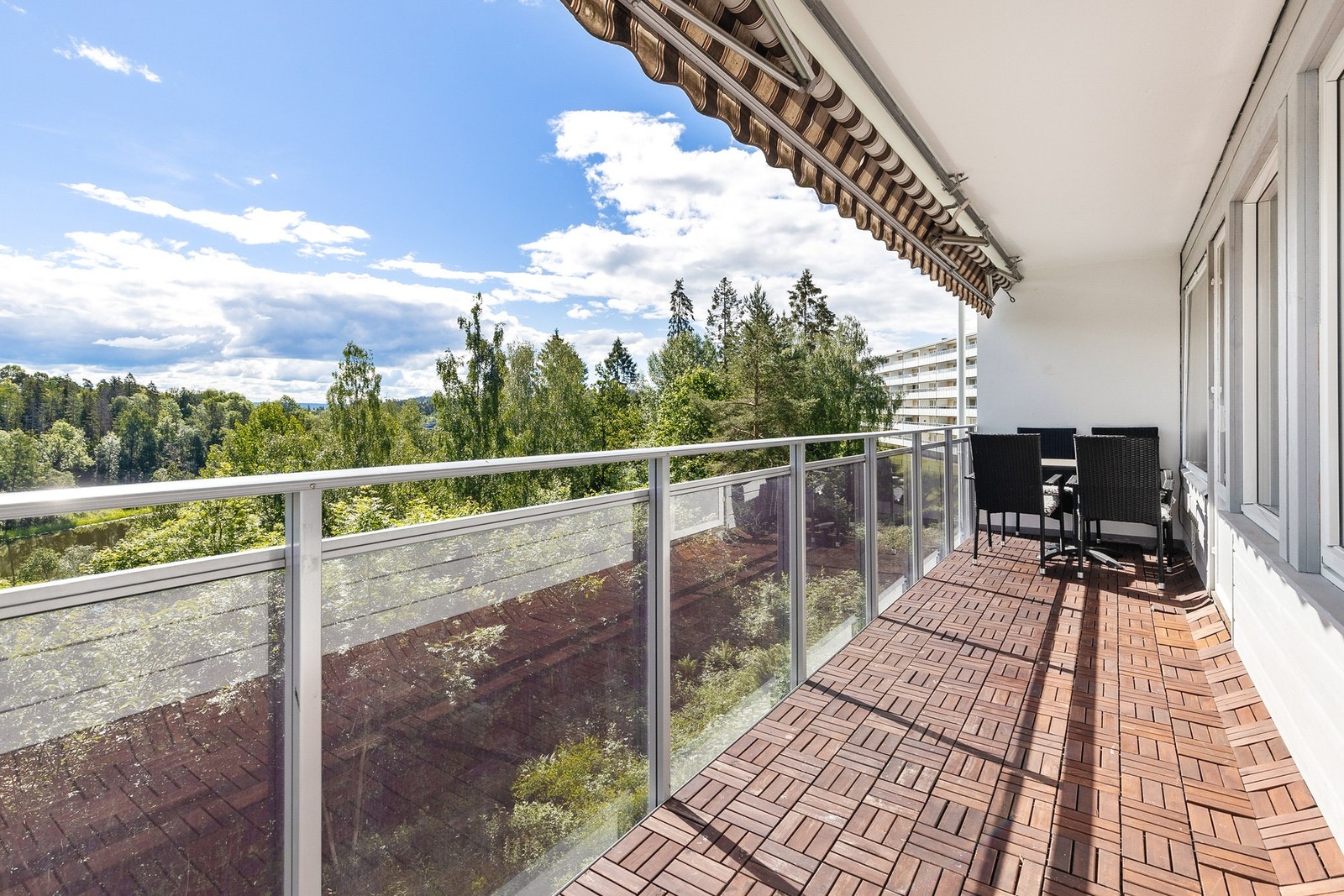 Stor balkong på ca. 10 kvm med morgen og formidag sol Galleribilde