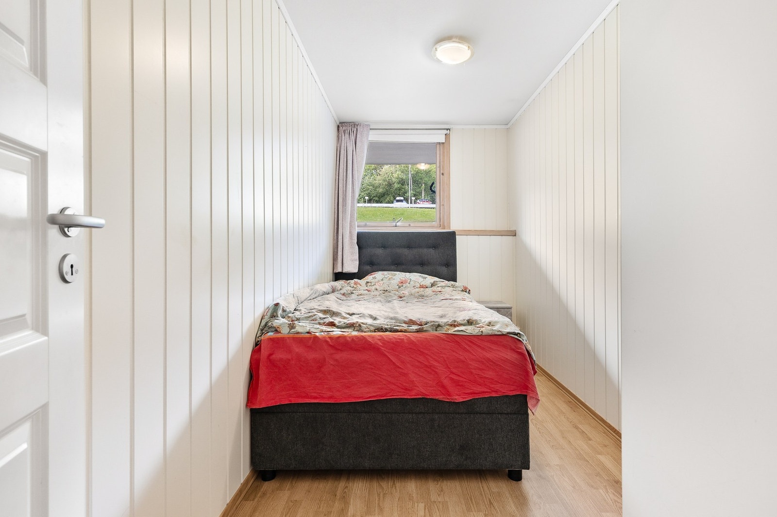 Soverom nr 3 med plass dobbeltseng og garderobe Galleribilde