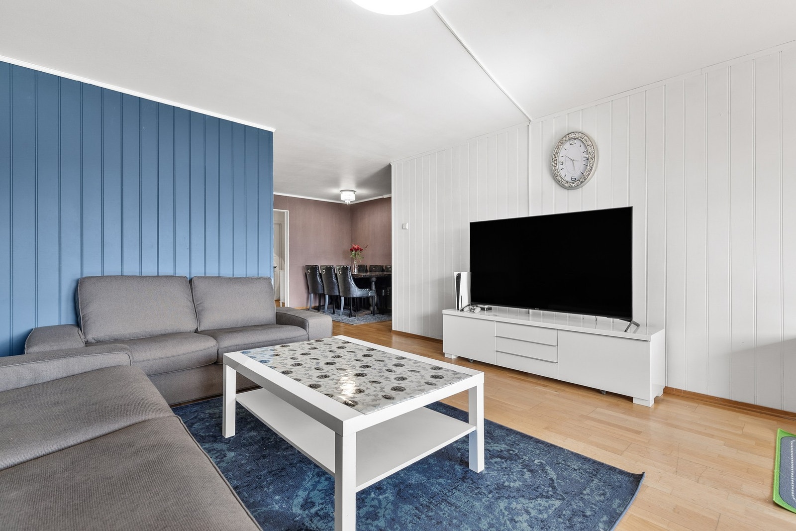 Rommets utforming gir et naturlig skille mellom stuen og spisestuen Galleribilde