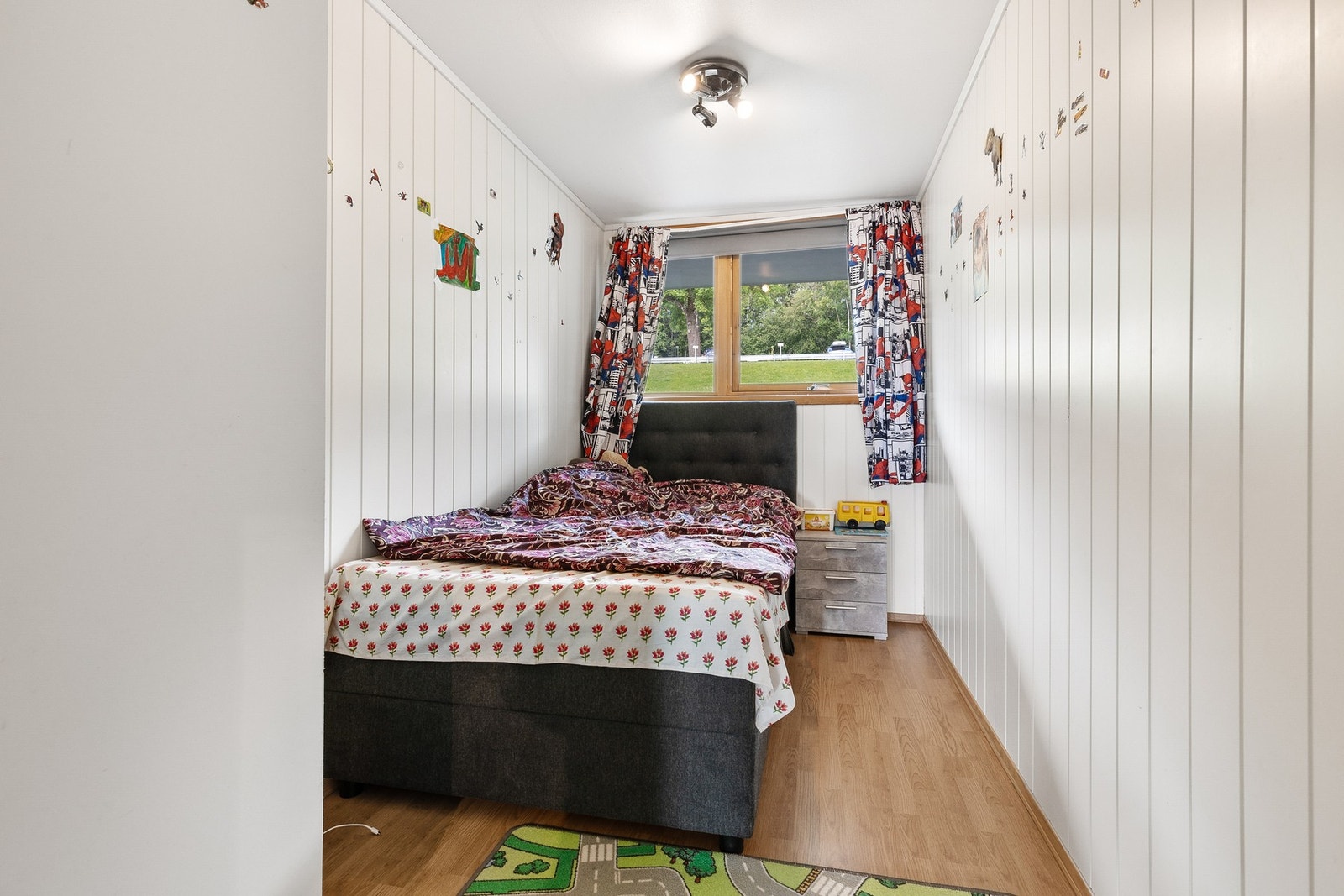 Soverom 2 - God plass til seng og garderobe Galleribilde