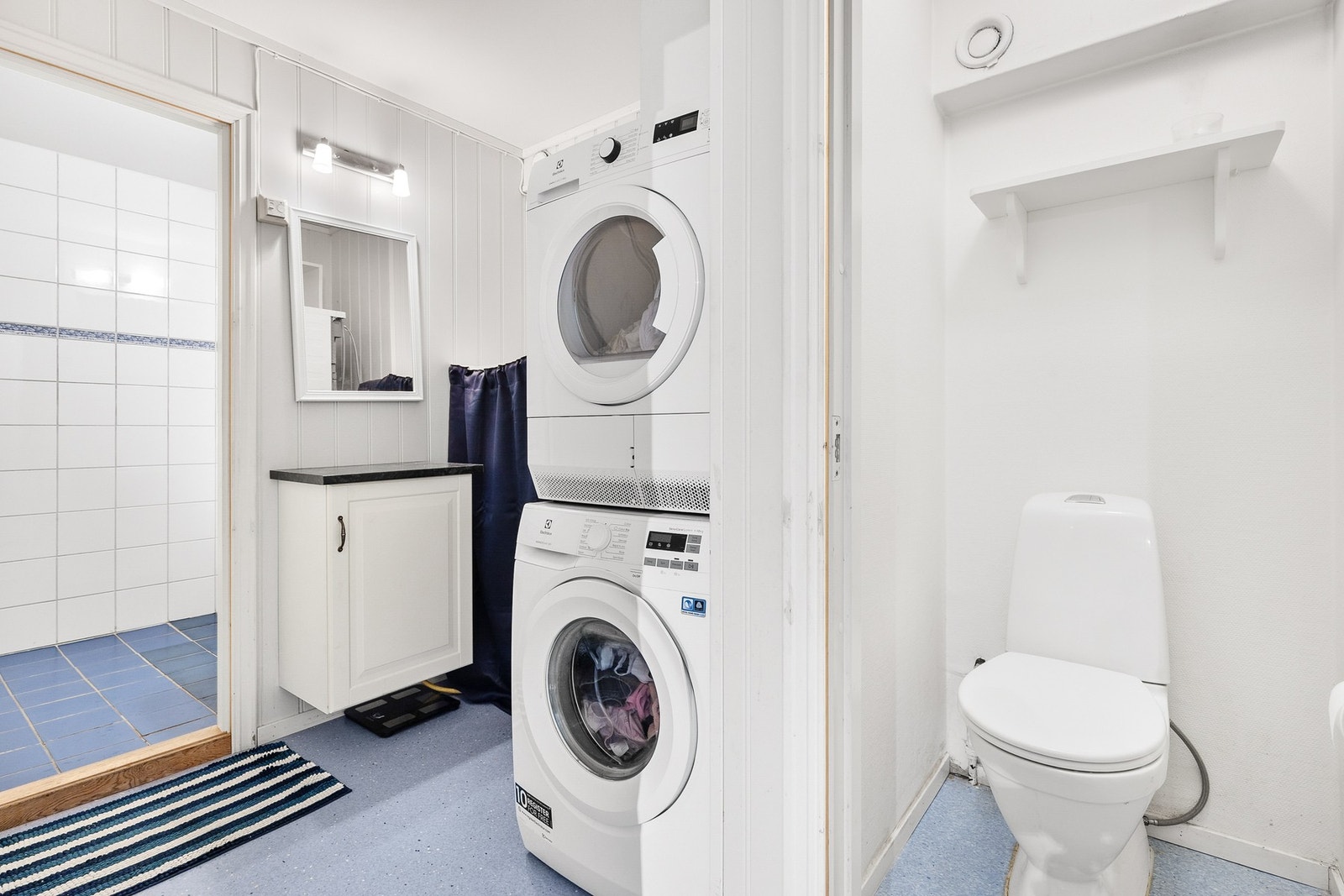 Bad med opplegg for vaske- og tørkemaskin, med separat toalett rom Galleribilde