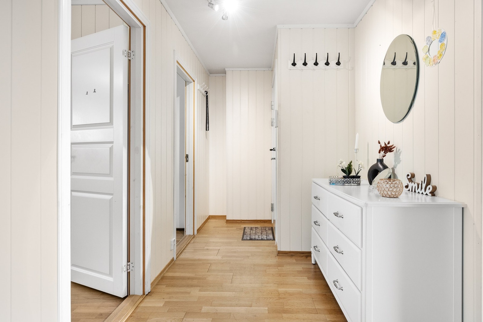 Lys og romslig entré med gode oppbevaringsmuligheter Galleribilde