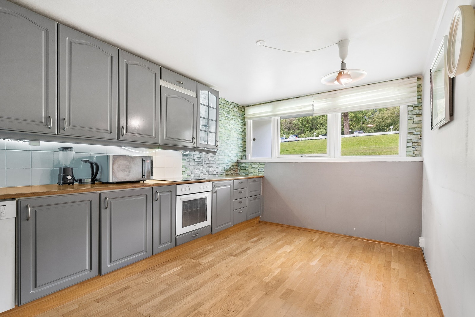 Romslig kjøkken med god plass til spisebord, perfekt for hverdagen. Galleribilde