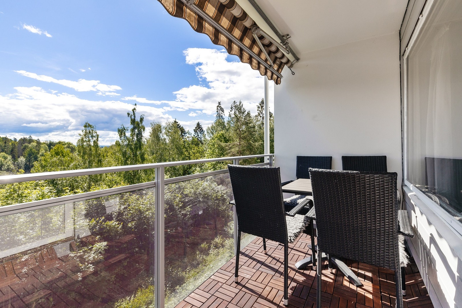 Balkong med markisse Galleribilde