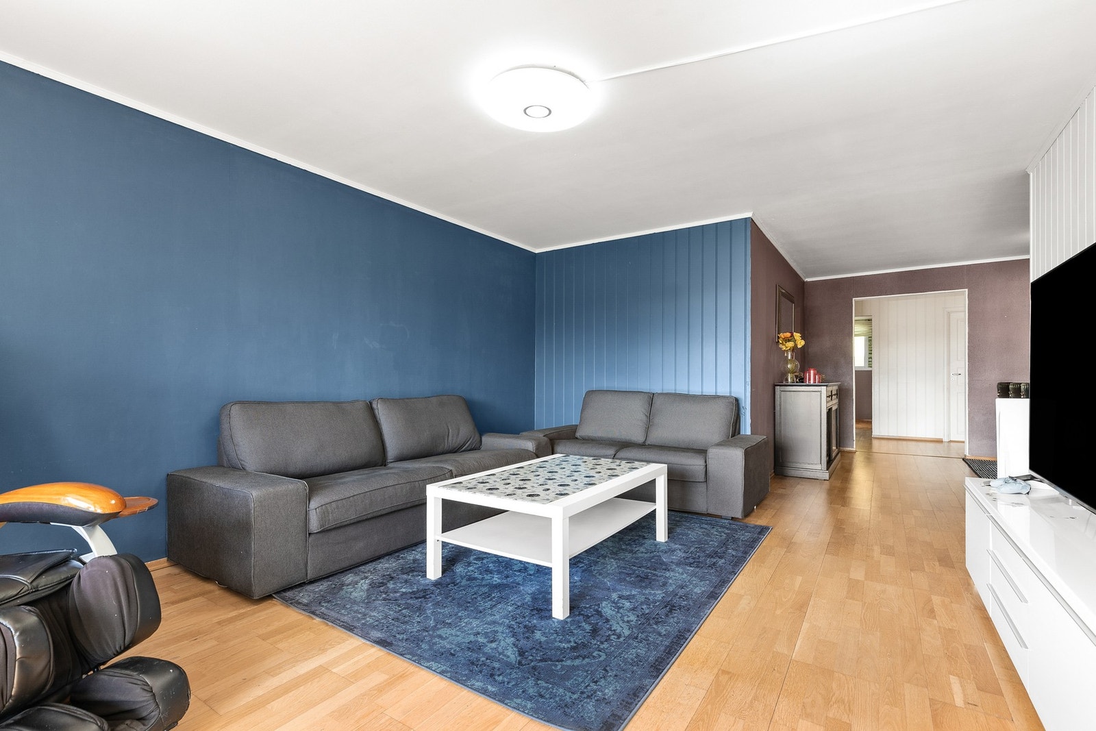 Stuen er av god størrelse med gode møbleringsmuligheter Galleribilde