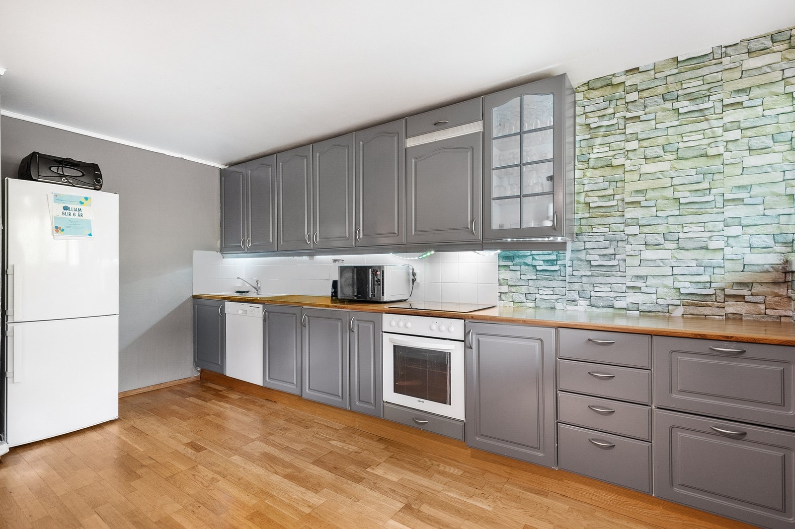 Kjøkken med mye benkeplass Galleribilde