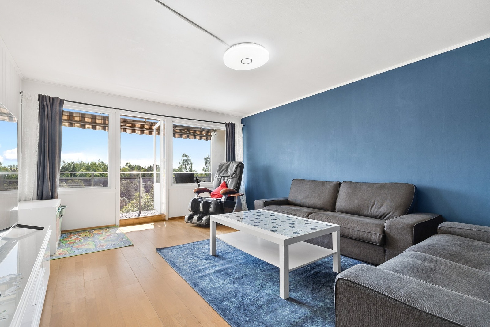 Fra stuen og balkongen er det fin utsikt over området og ned mot Bondivann Galleribilde