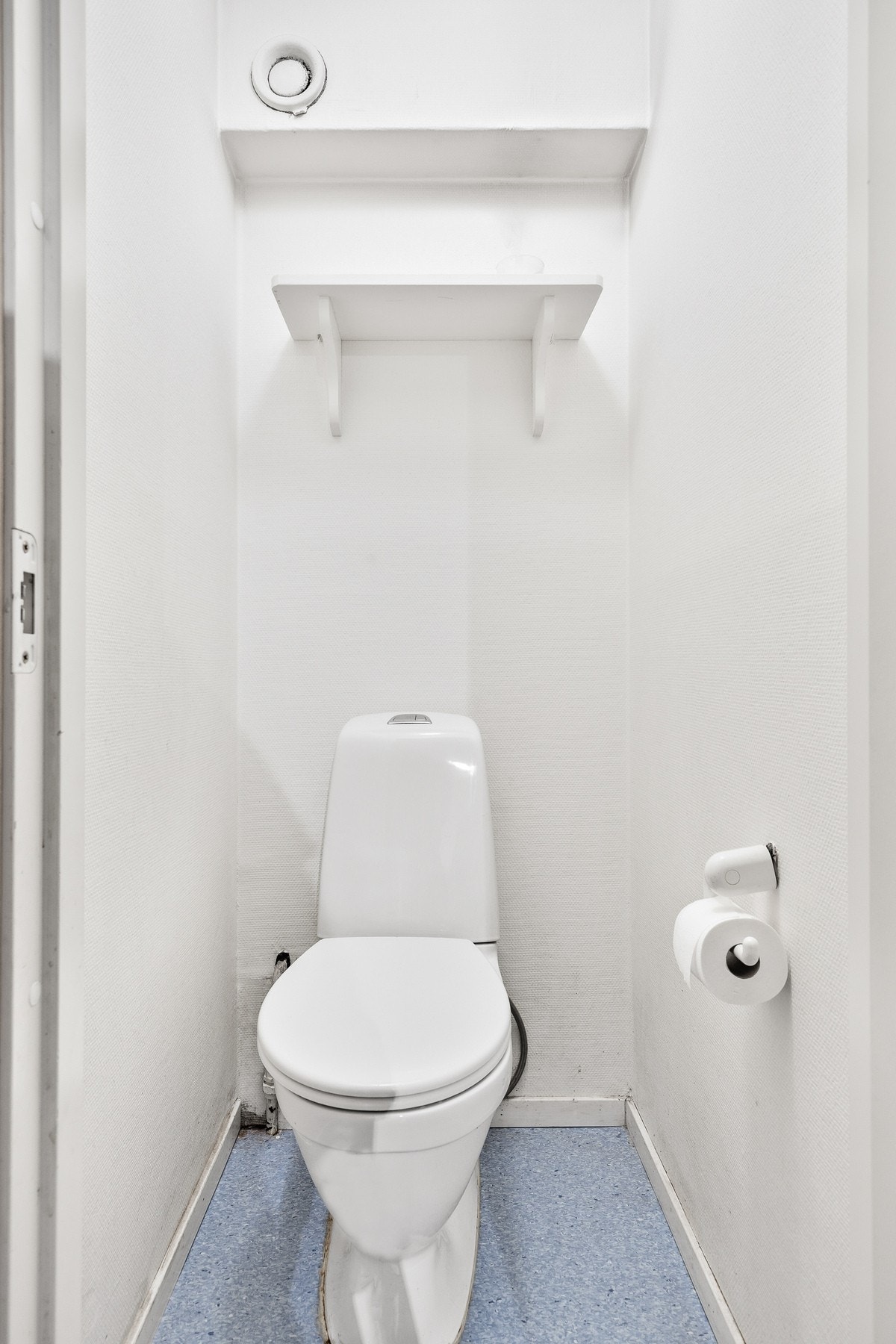 Toalettrom innenfor badet Galleribilde