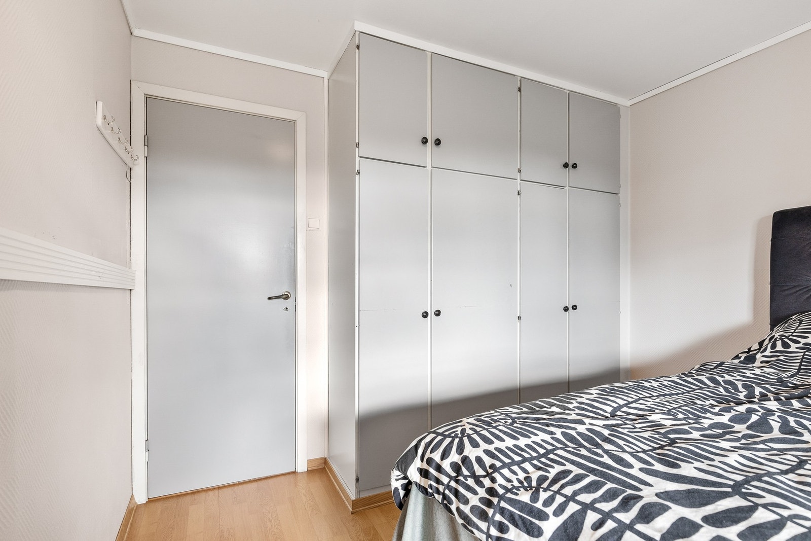 Hovedsoverom med plass til garderobe Galleribilde