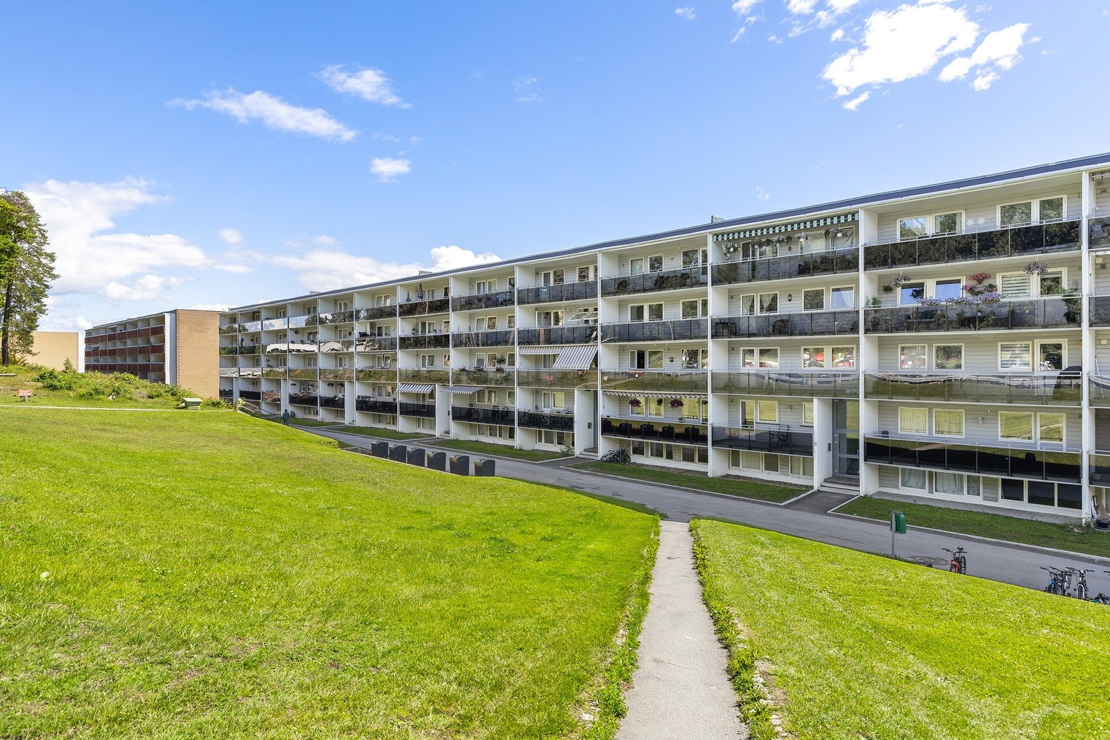 Store grøntarealer og nesten bilfrie veier, perfekt for barnelek Galleribilde