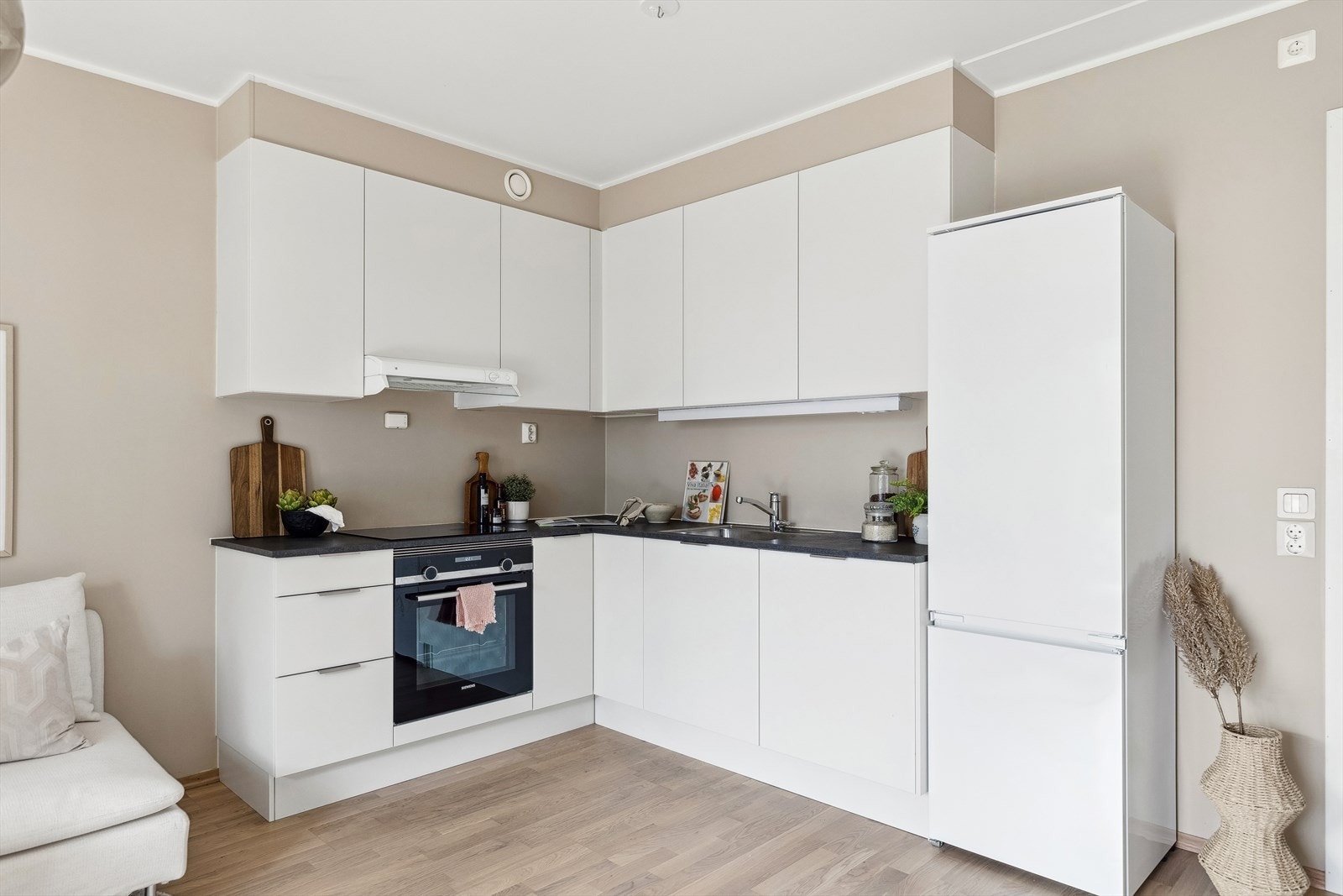 Kjøkkenet er fra Sigdal og har et moderne og stilfullt design med særlig vekt på praktisk oppbevaringsplass. Av integrerte hvitevarer byr kjøkkenet på platetopp, stekeovn, oppvaskmaskin, og frittstående kjøl/fryseskap. Galleribilde