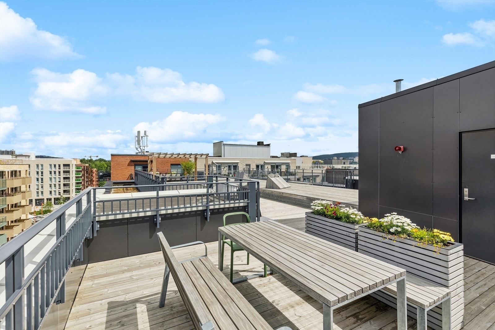 På takterrassen kan du nyte solen fra morgen til kveld. Takterrassen har flere sittegrupper, soner og felles grill. Galleribilde