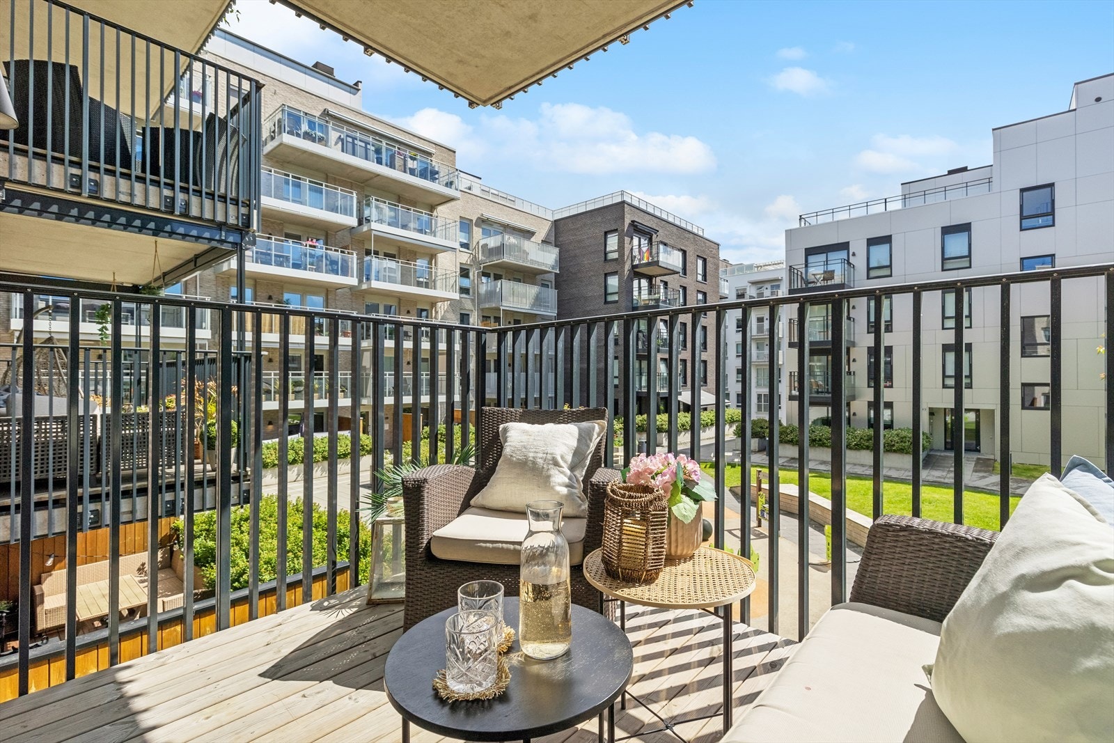 På balkongen er det god plass til både grill og en koselig sittegruppe. Galleribilde
