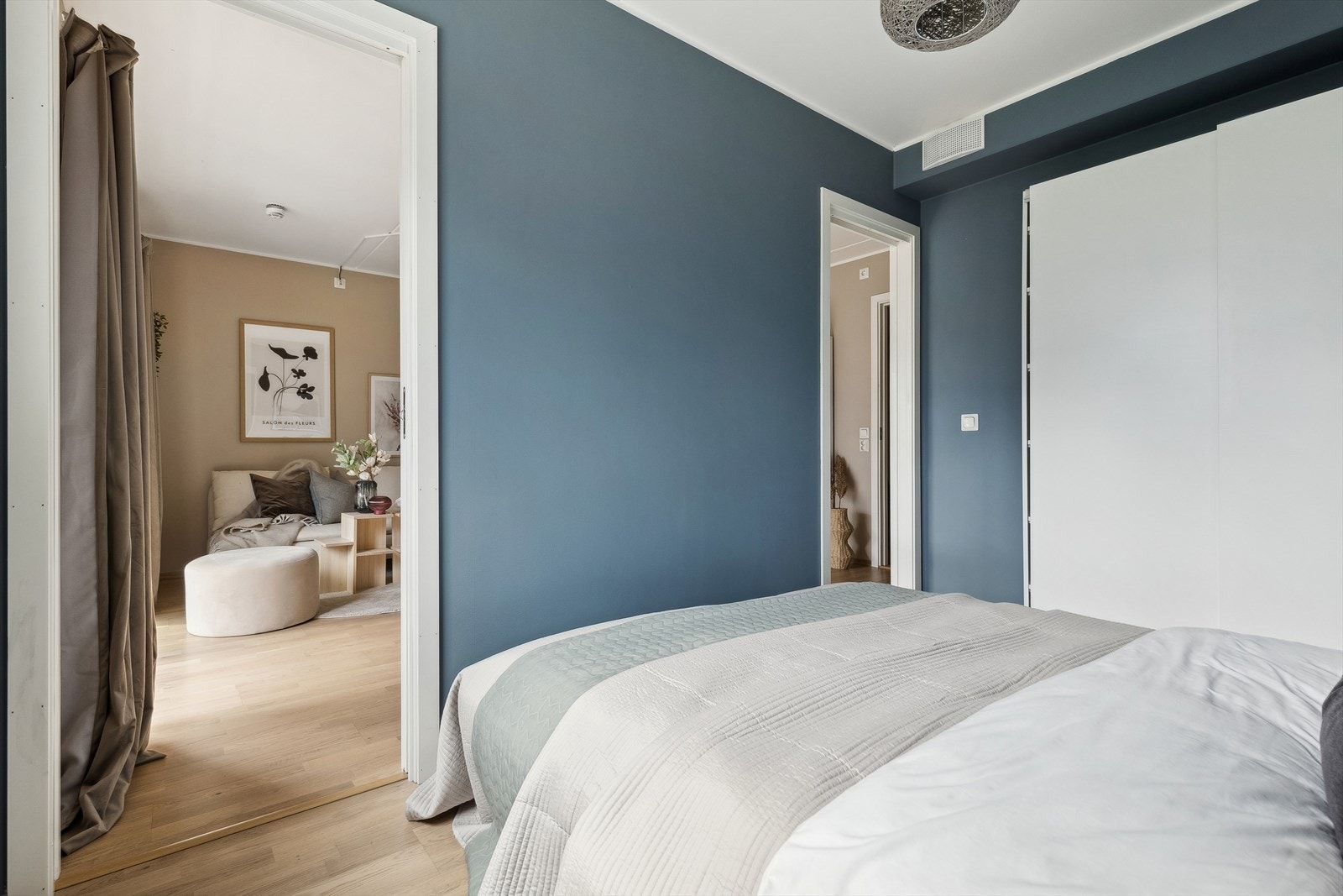 Det er plass til en stor dobbeltseng med nattbord på hver side, samt et garderobeskap. Galleribilde