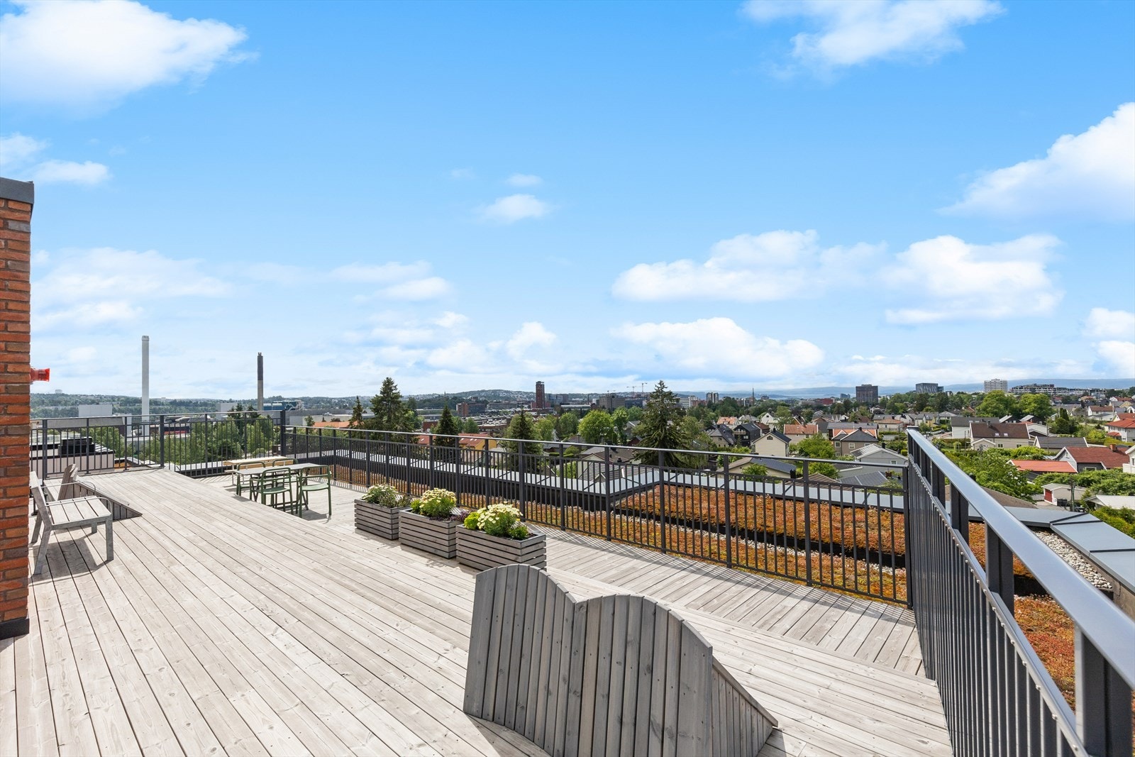 I nabooppgangen finnes det tilgang til en stor felles takterrasse med en fantastisk utsikt! Galleribilde