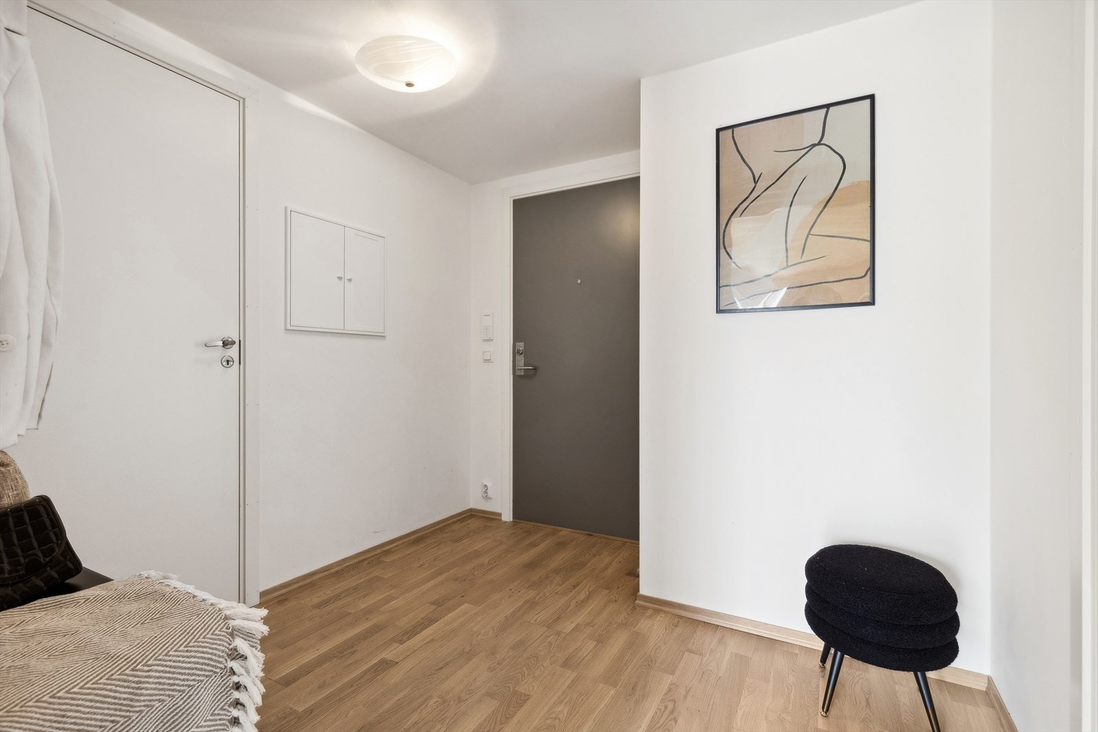 Romslig entré med god plass til av- og påkledning. Her er det i tillegg plass til å sette opp et garderobeskap for ytterligere oppbevaring. Galleribilde