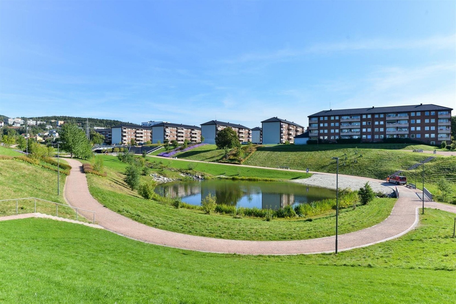 Idylliske Bjerkedalen park er kun en kort spasertur unna. Her finner du både bekk, sandstrand, og en idrettsbane med skøytebane på vinterstid. I tillegg har du den koselige familierestauranten Paviljongen i selve parken. Galleribilde