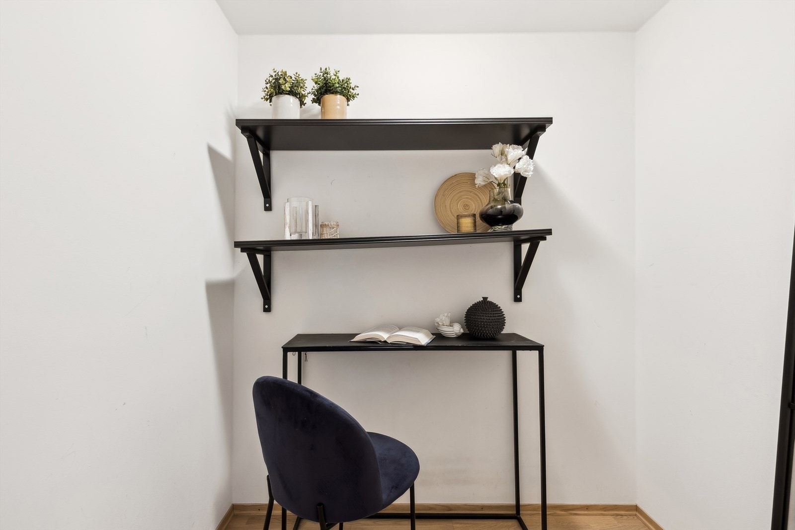 I tillegg har boligen en praktisk innvendig bod på 3 m² for oppbevaring av diverse ting du ønsker å skjule, noe som bidrar til en mer minimalistisk stil. Hvis du trenger mer oppbevaringsplass, er det også en stor kjellerbod på 7 m² med 3,17 meter takhøyde Galleribilde