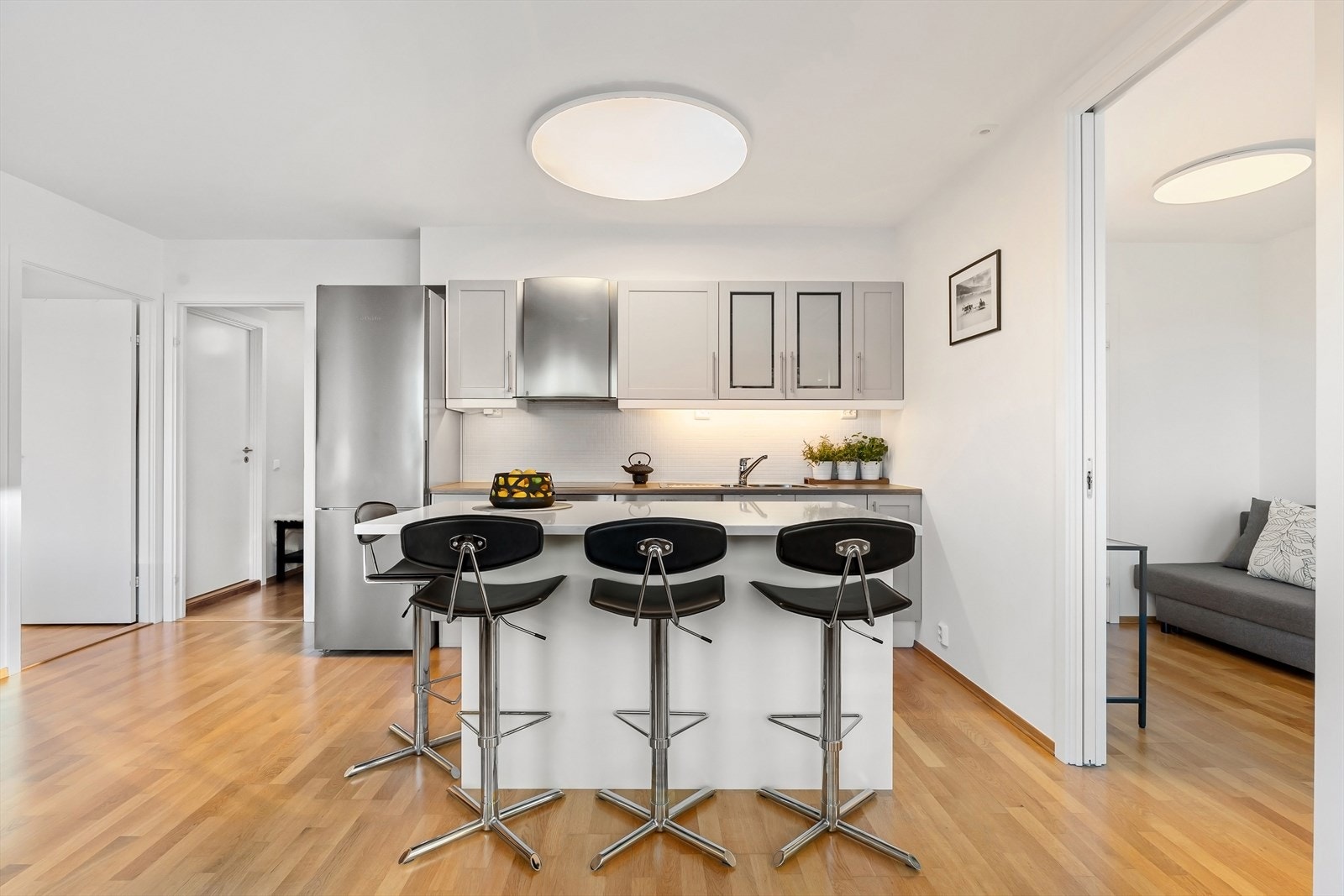 Åpen kjøkkenløsning med smart kjøkkenøy Galleribilde