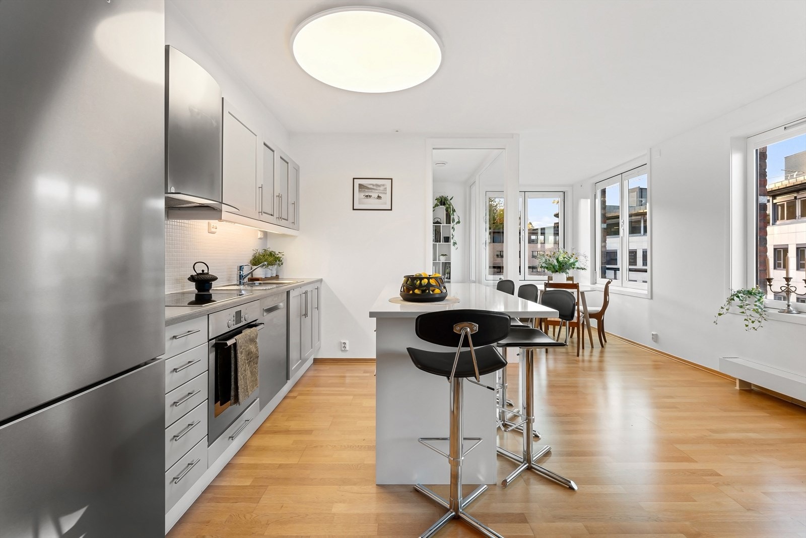 Pen Norema kjøkkeninnredning med kjøkkenøy Galleribilde