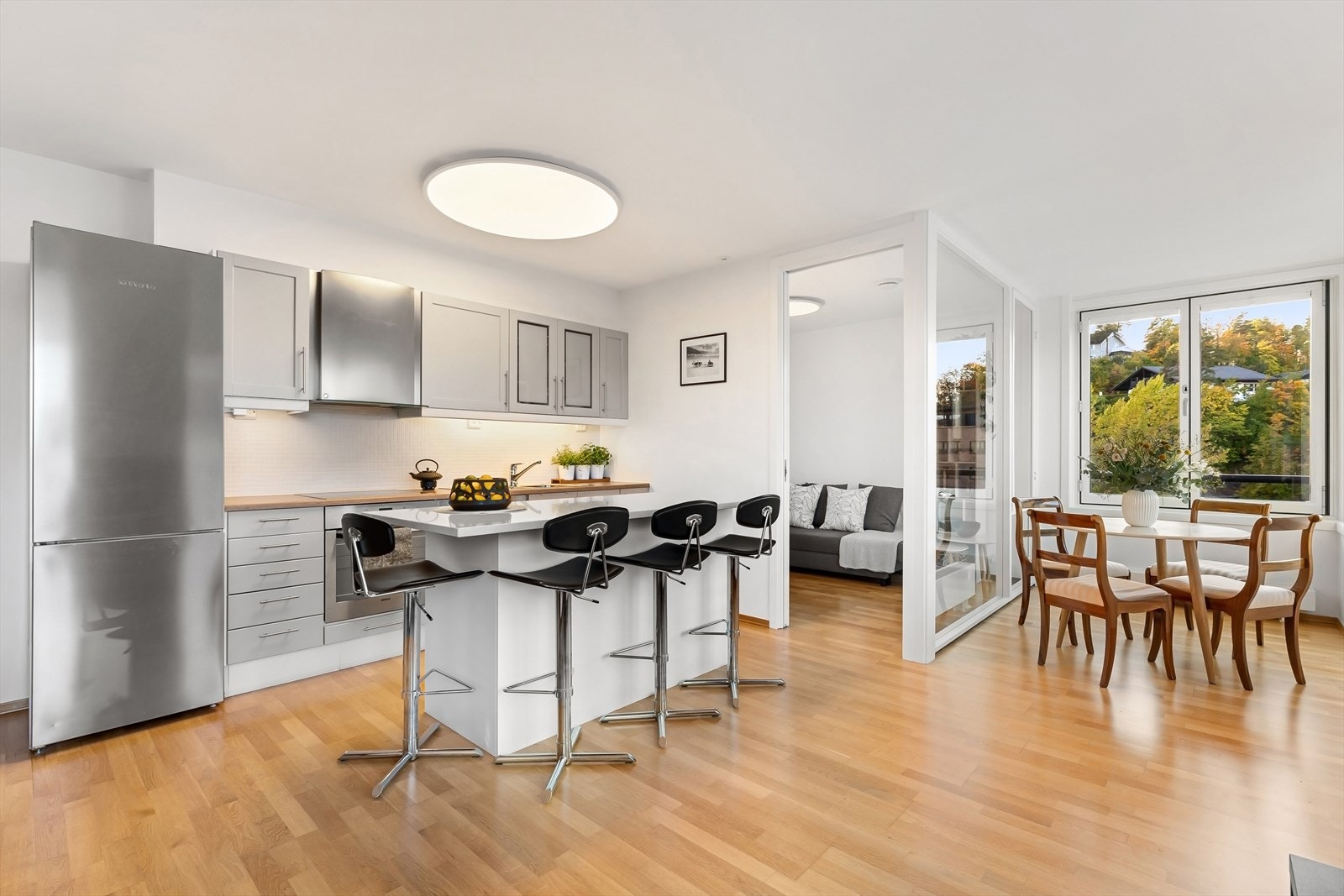 Pent kjøkken med smart kjøkkenøy Galleribilde