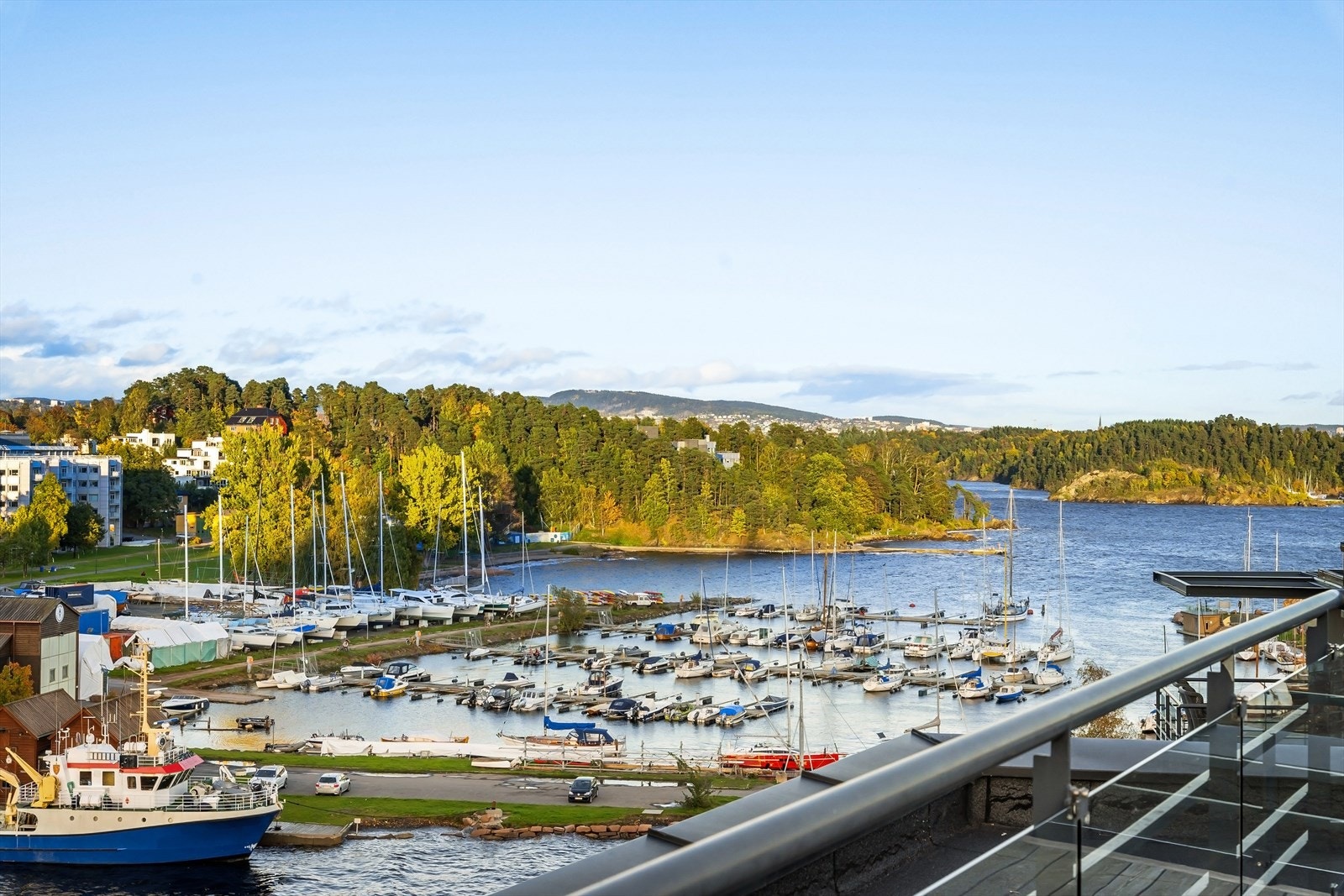 Felles takterrasse med adkomst fra oppgang nr 22 - på sommerstid - sol hele dagen og fin utsikt Galleribilde