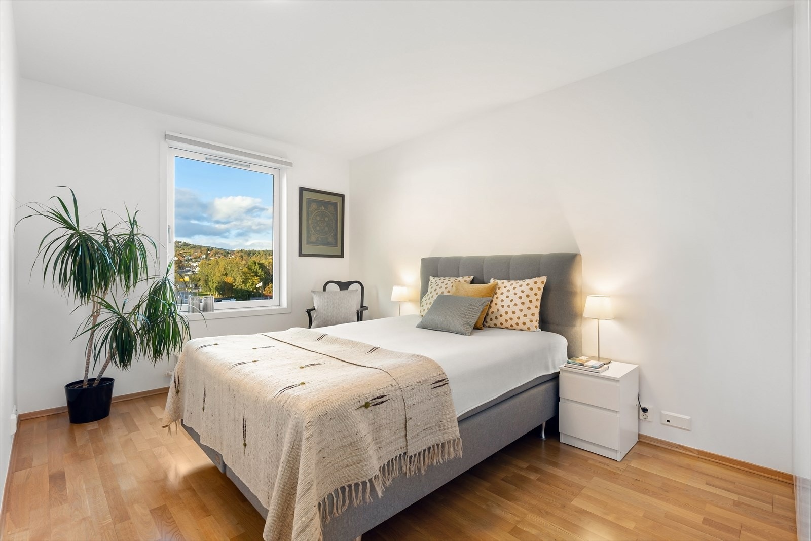 Soverom med garderobeskap - hyggelig utsyn fra vinduet Galleribilde