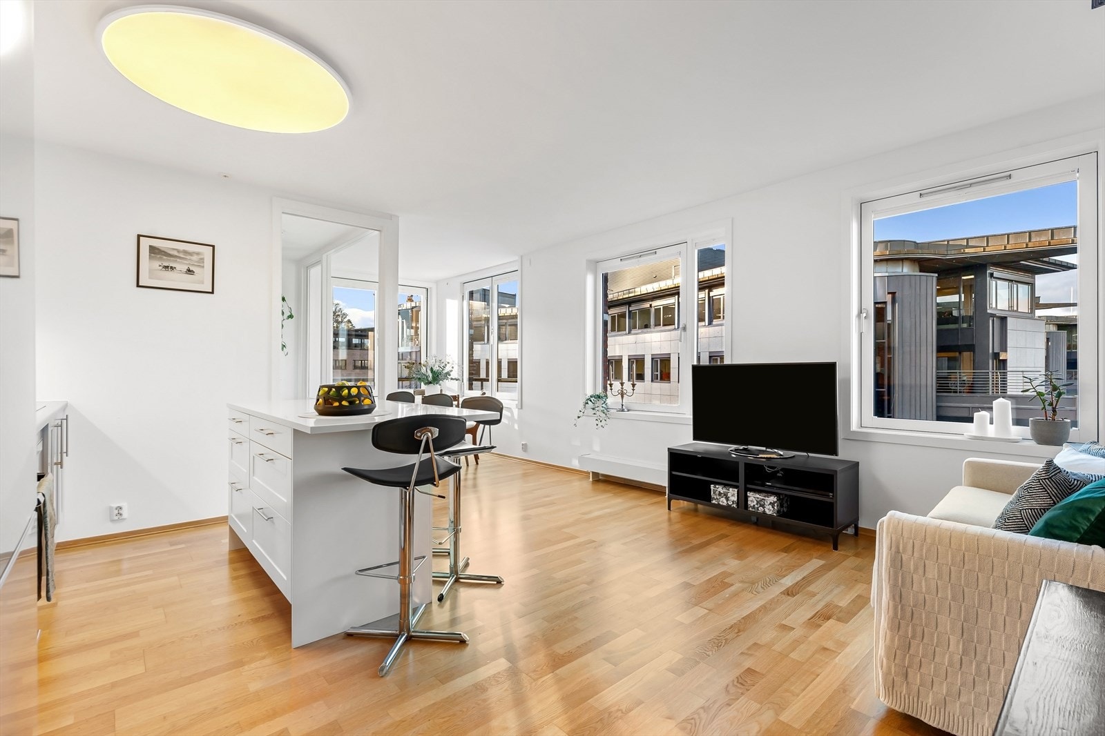 Lys og romslig stue/kjøkken med vinterhage Galleribilde