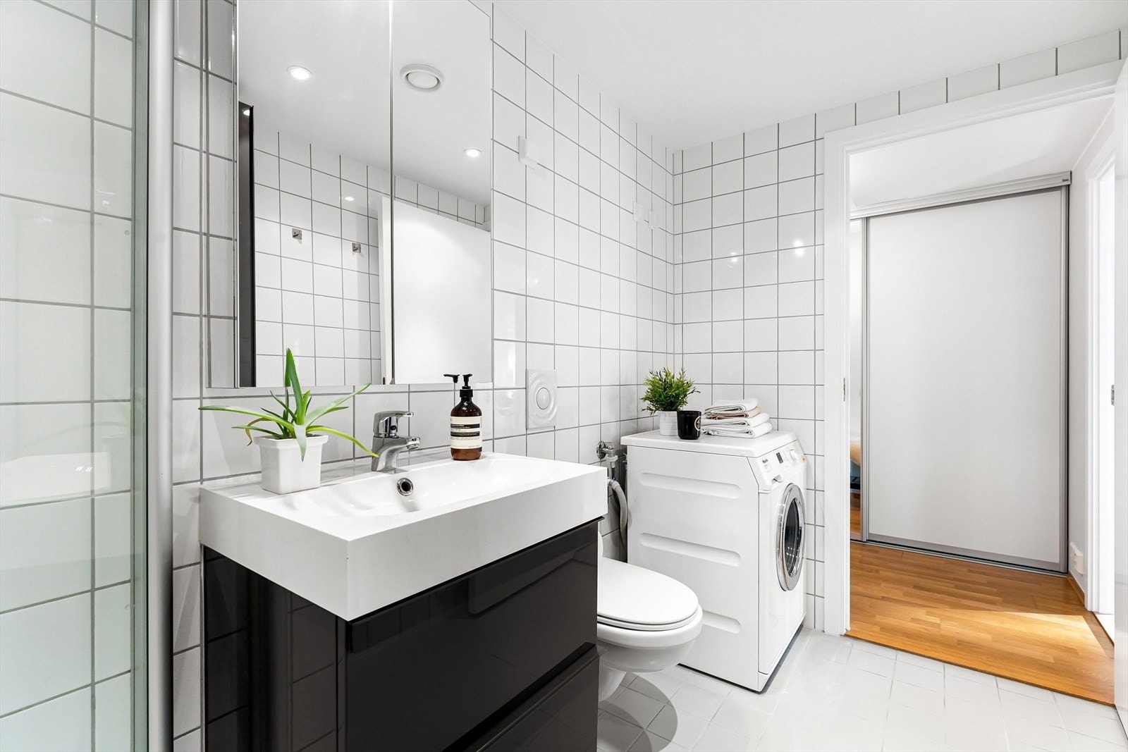 Dusjbad/wc med opplegg for vaskemaskin Galleribilde