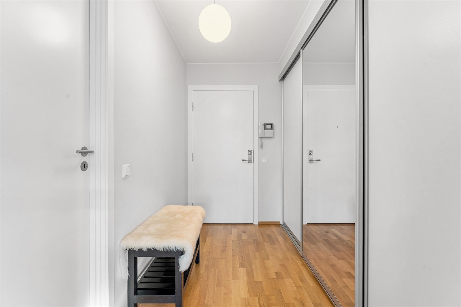 Entré/gang med garderobeskap Galleribilde