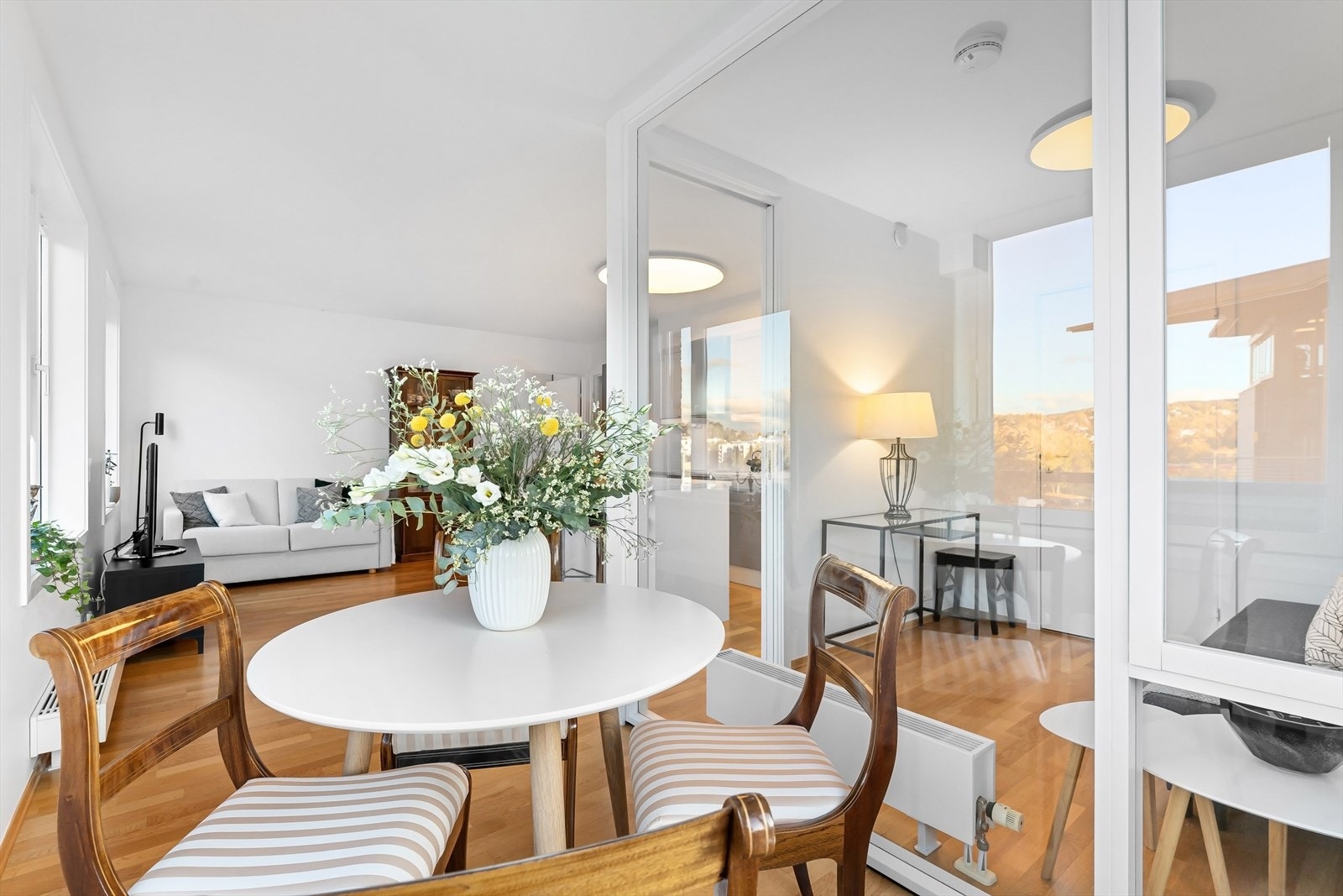 Spisestue i vinterhagen. Vinterhagen har to store foldevinduer som kan åpnes Galleribilde