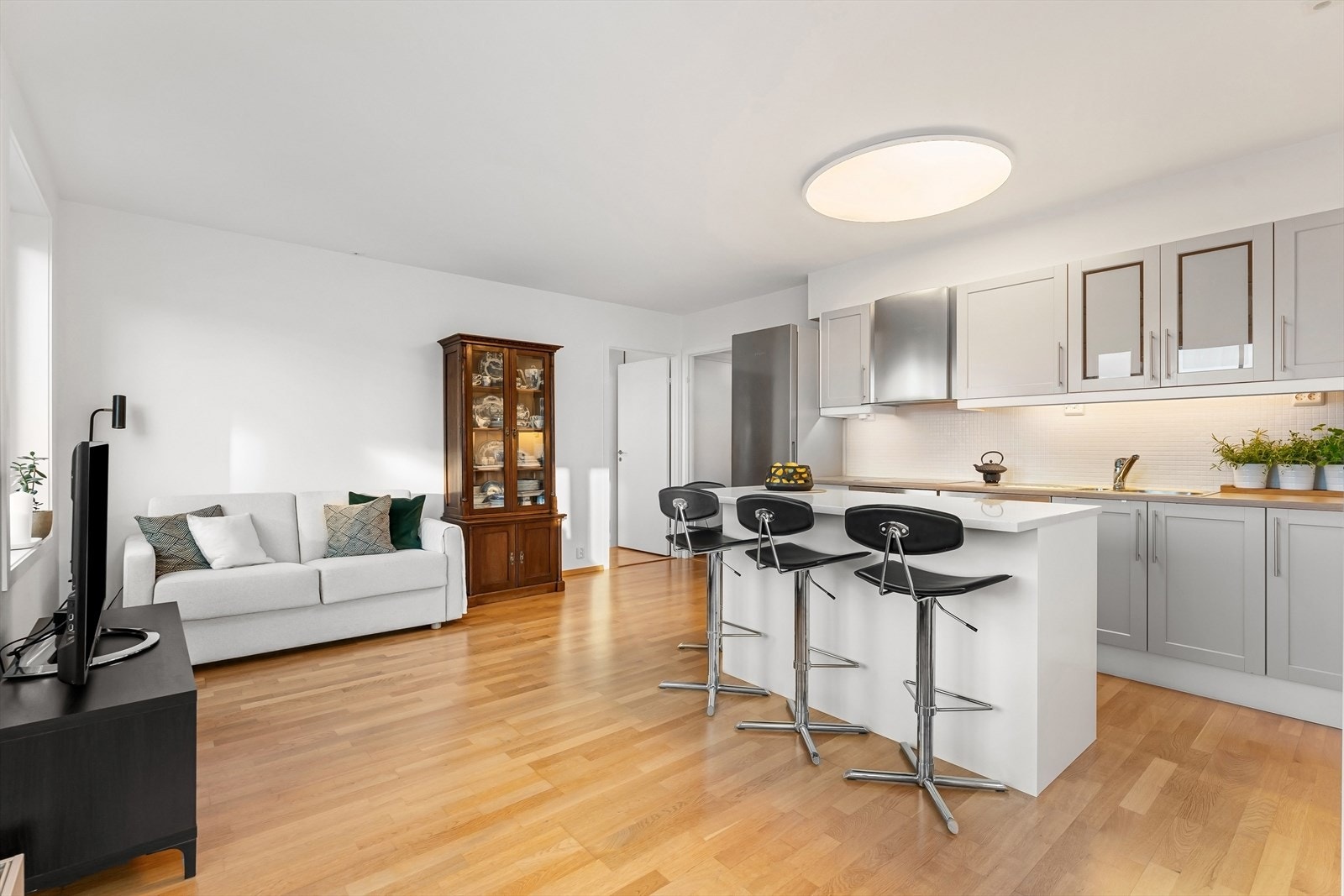 Stue med salong og åpen løsning til kjøkken Galleribilde