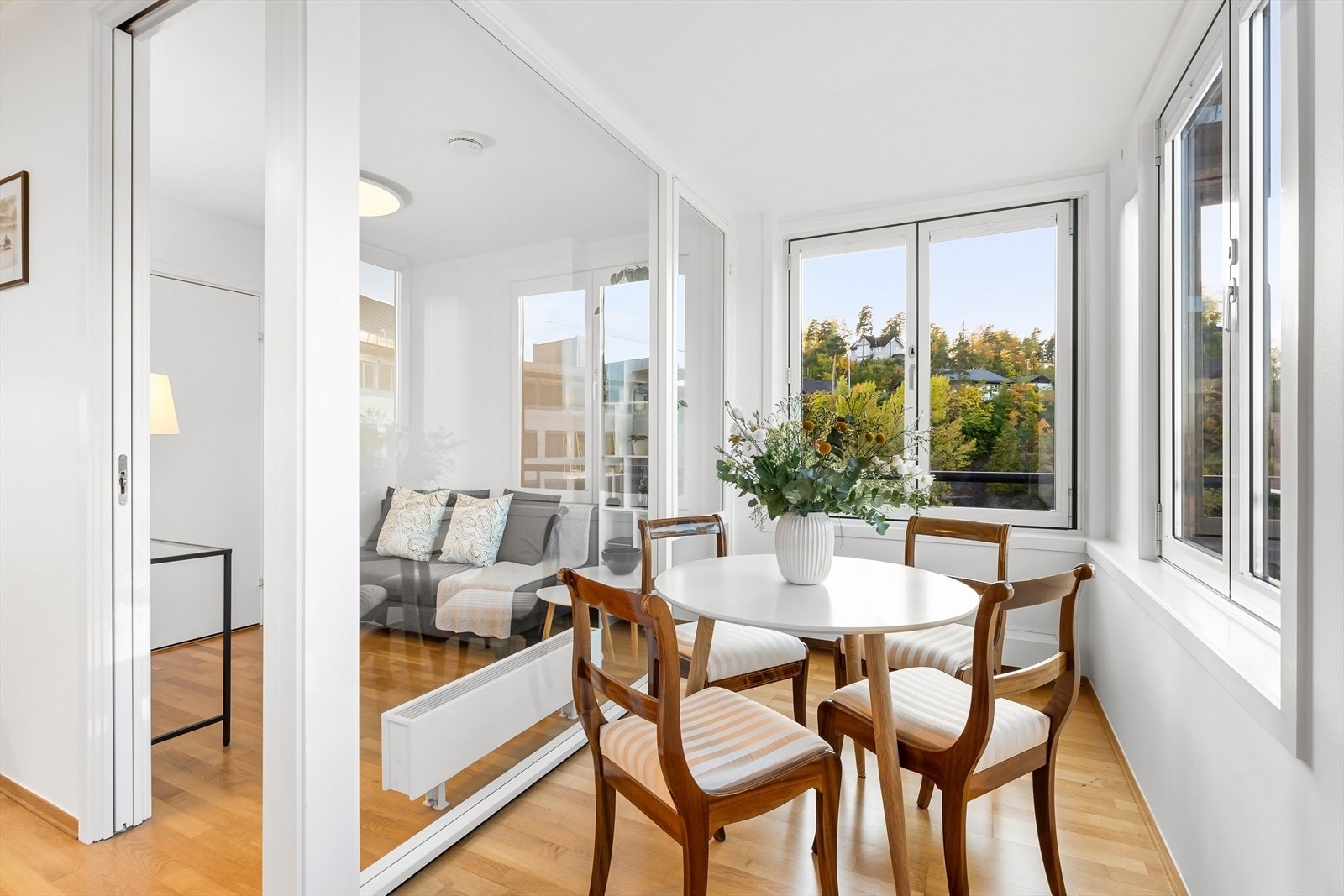 Spisestue i vinterhagen. Vinterhagen har to store foldevinduer som kan åpnes Galleribilde