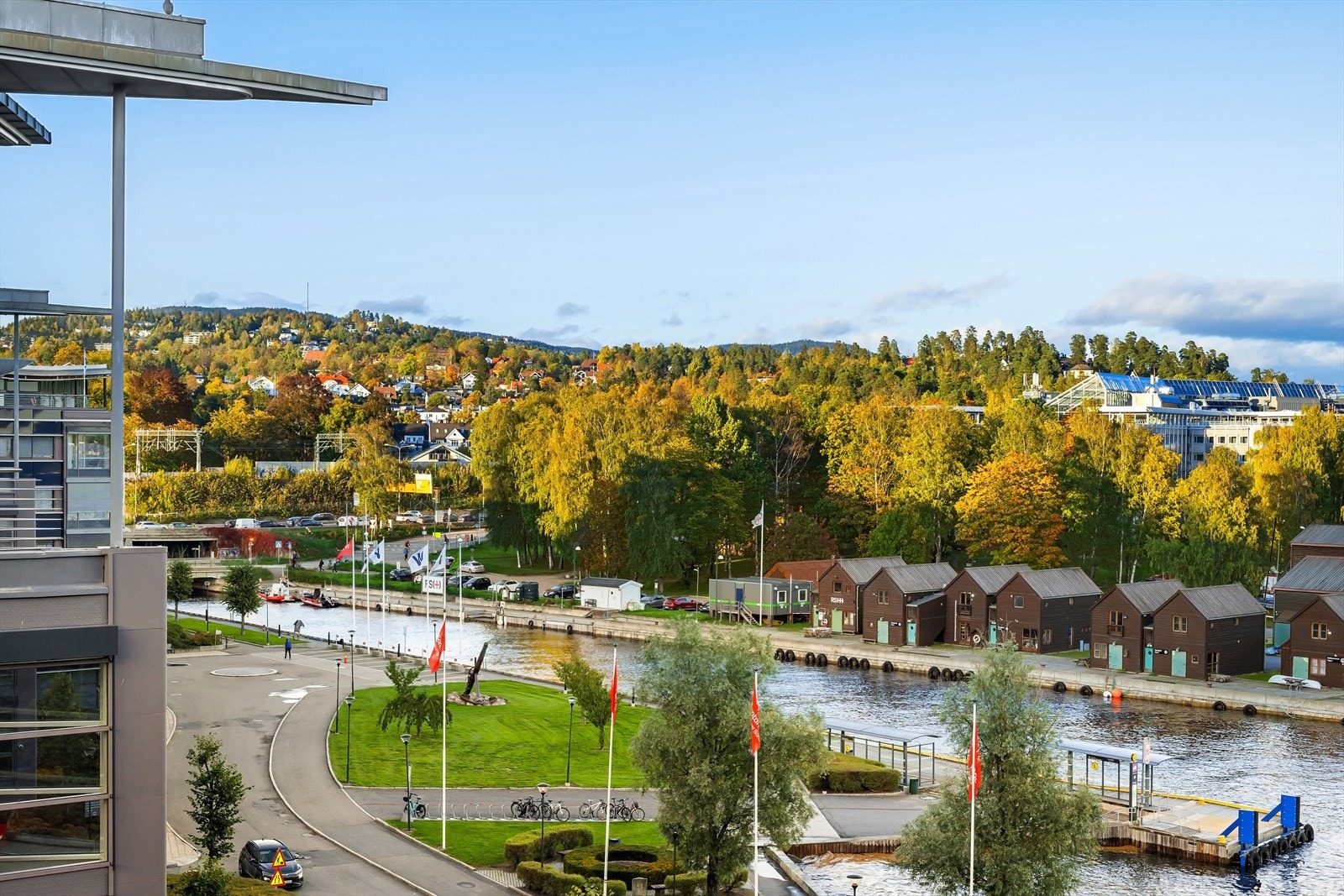 Utsyn til elven og sjøen fra vinduer i stuen og fra soverom Galleribilde