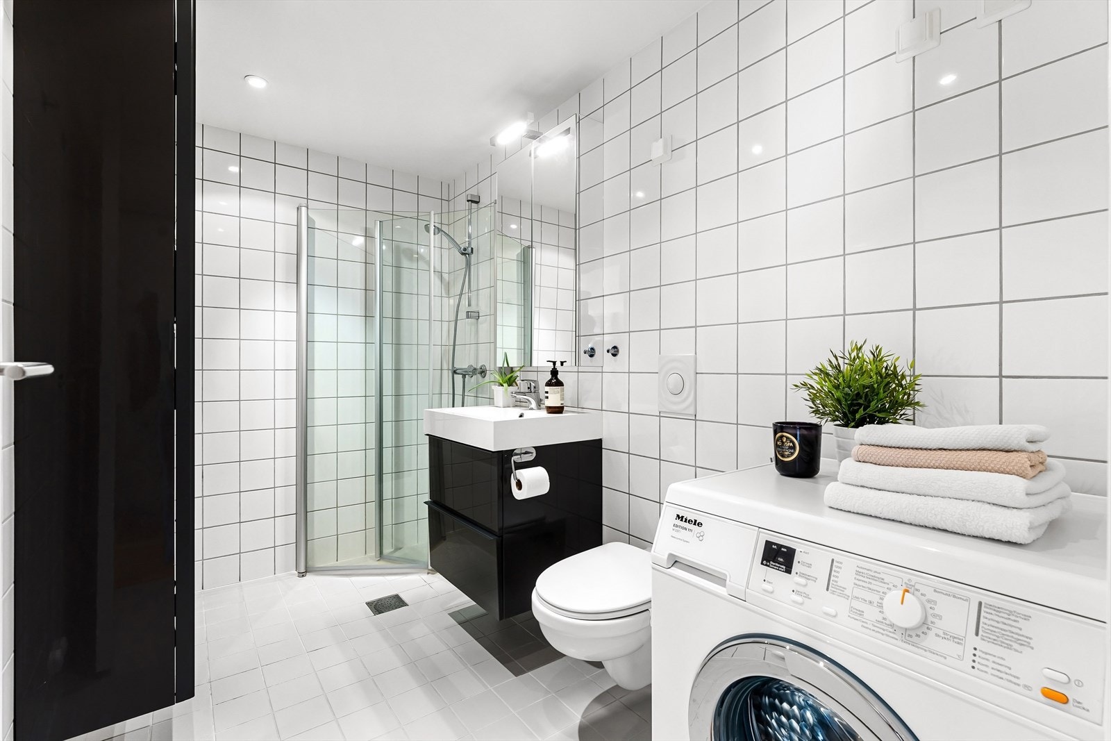 Dusjbad/wc med opplegg for vaskemaskin Galleribilde