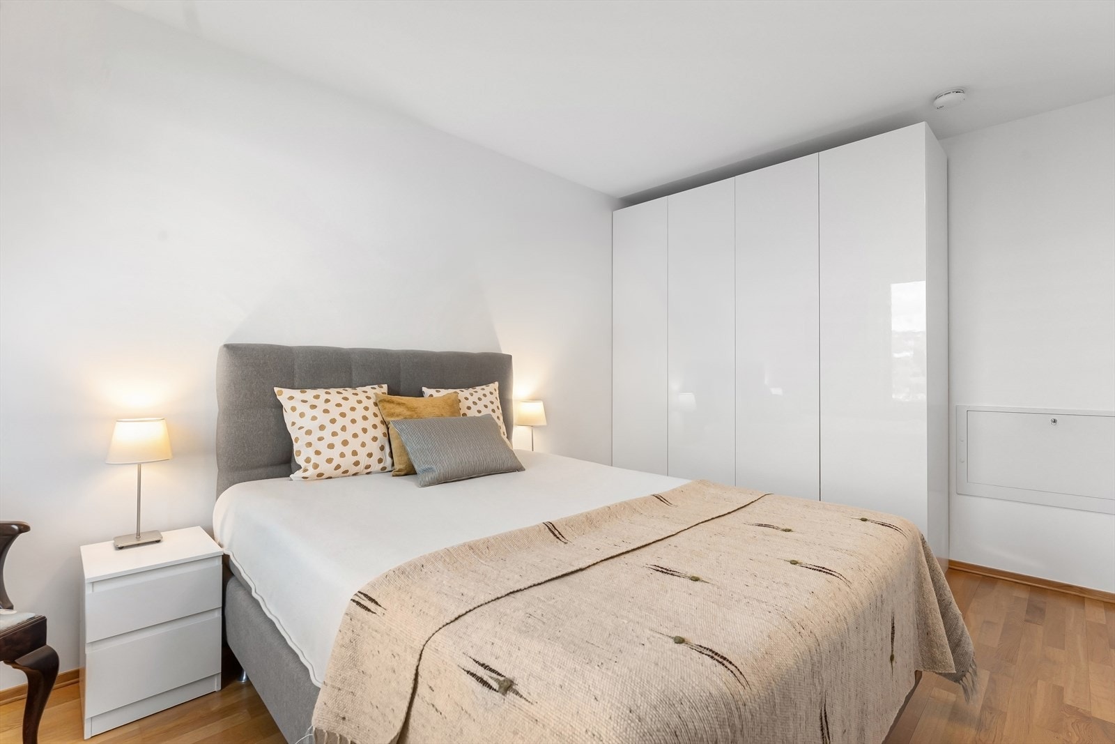 Soverom med garderobeskap - hyggelig utsyn fra vinduet Galleribilde