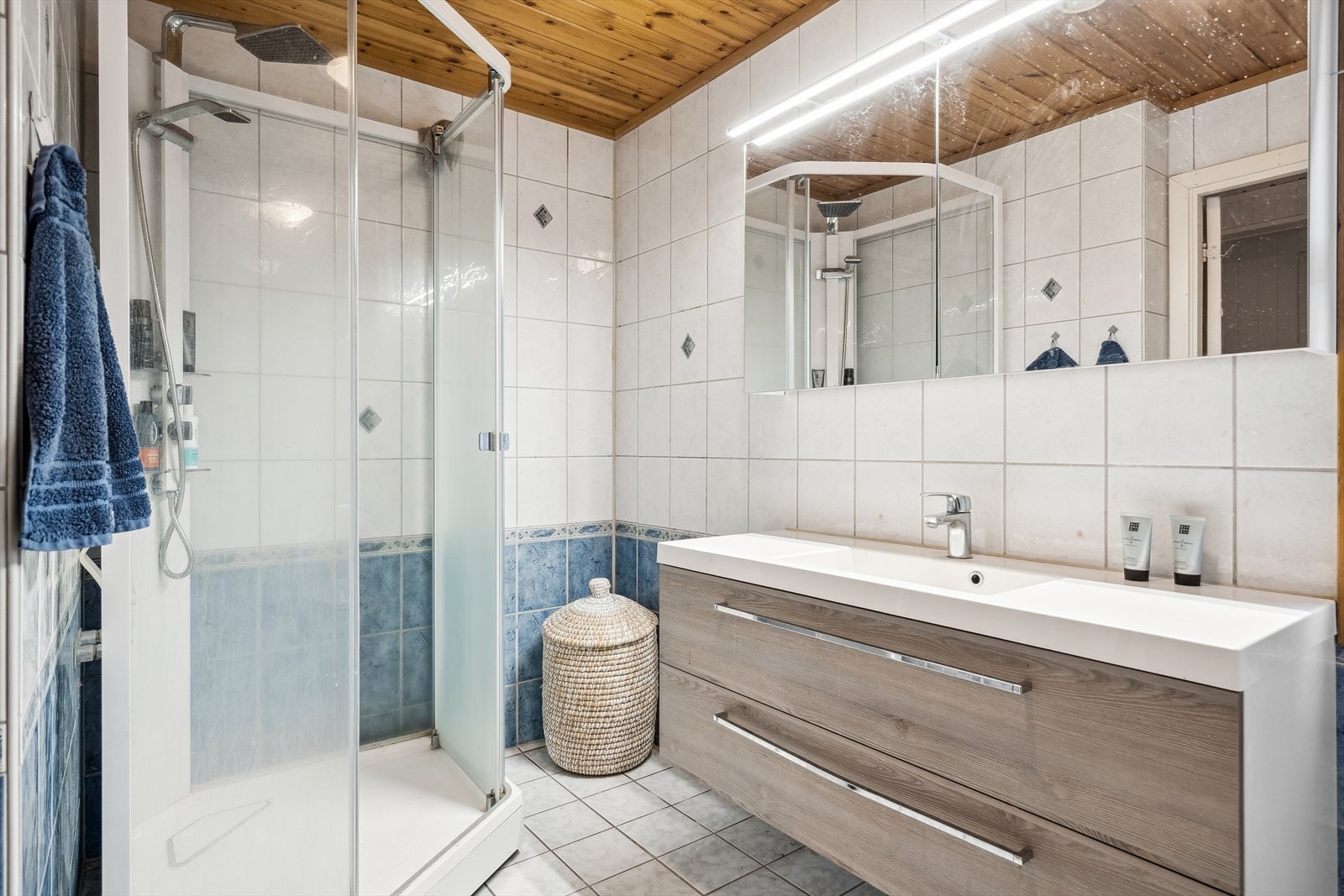 Flott baderom m/dusjkabinett Galleribilde