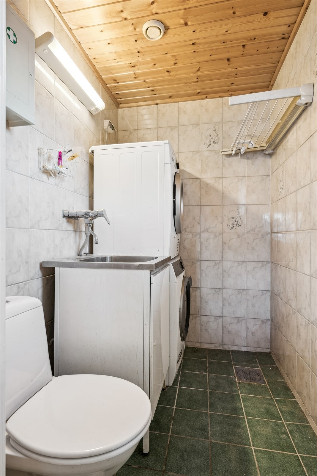 Vaskerom i kjelleren med wc Galleribilde