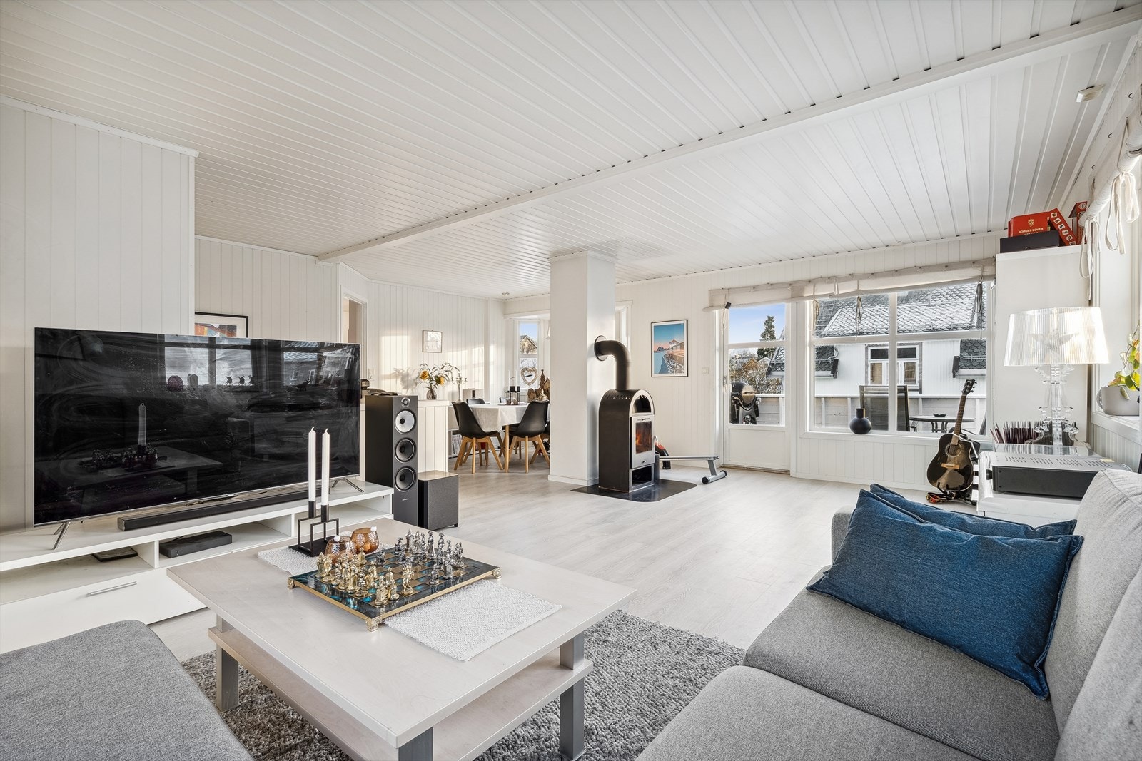 Stuedel med ovn og utgang til balkong Galleribilde