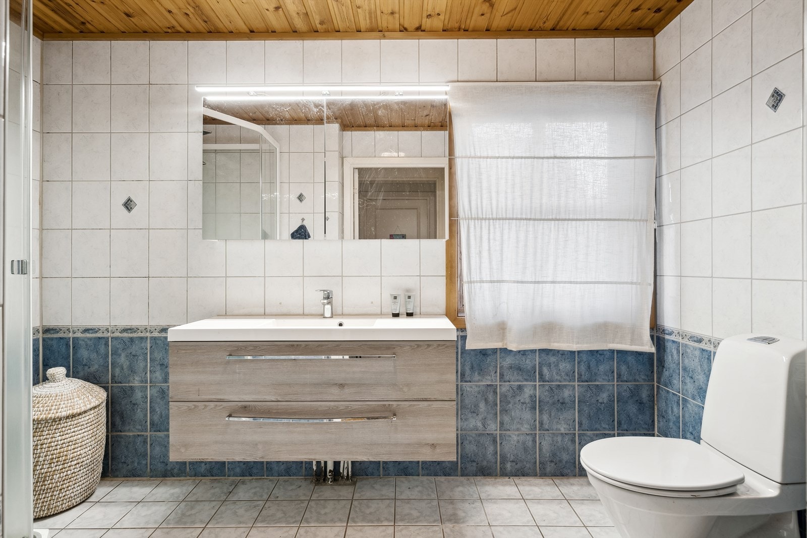 Baderom med innredning og wc Galleribilde